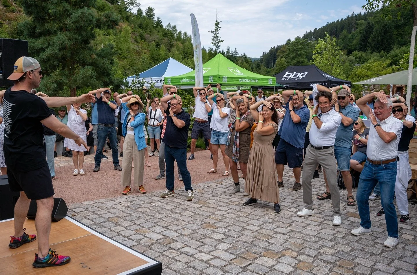 🌿Ein rundum gelungenes Sommerfest des Verbands Garten-, Landschafts- und Sportplatzbau Baden-Württemberg inmitten der Forbachgärten auf der Gartenschau Tal X.
💃Ein echtes Highlight war die Tanzaktion mit Eric Gauthier. Ich habe mich beso
