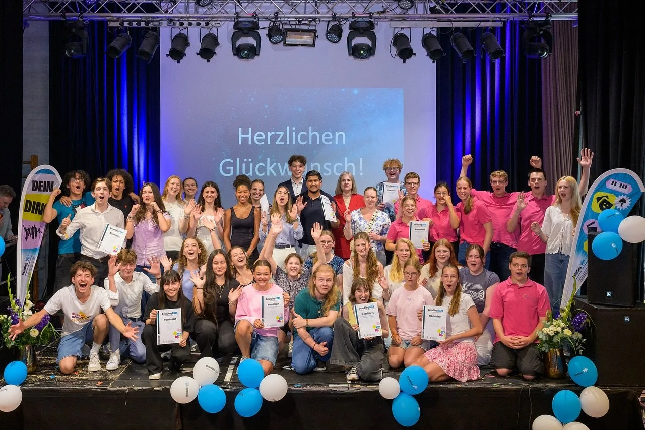 🏆Auch in diesem Jahr konnte ich an der Preisverleihung: „DeinDing 2025 - der Jugendbildungspreis“ teilnehmen.
🥰Es war eine große Freude, so viele engagierte Kinder, Jugendliche und ihre Betreuer*innen zu treffen.
👏Alle Nominier