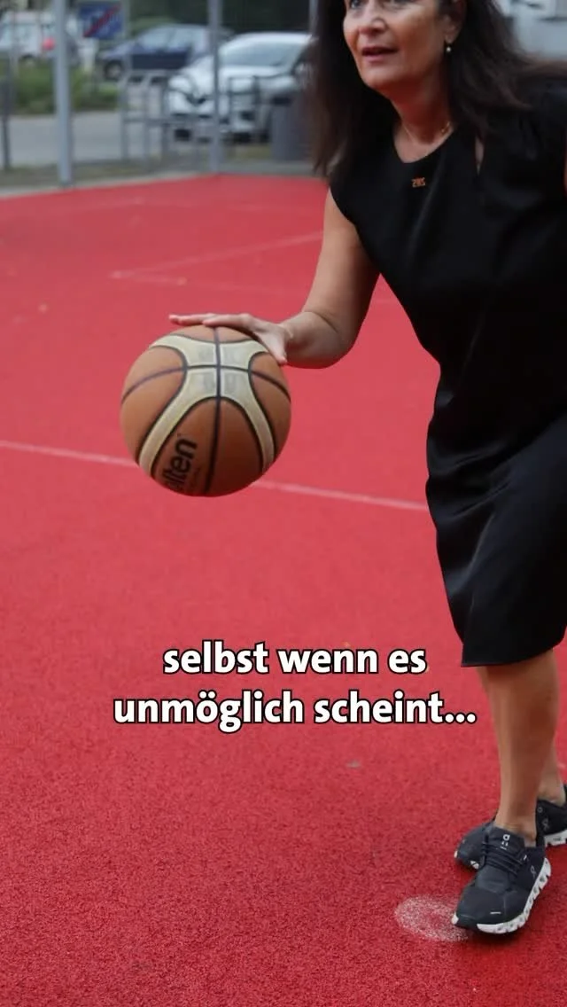 🏀Rückwärts geworfen und trotzdem getroffen – manchmal geht mehr, als man denkt.
📚Ich wünsche euch allen einen guten Start ins neue Schuljahr. Glaubt an euch und gestaltet mit. Ob im Klassenzimmer, in der Schulverwaltung, in de