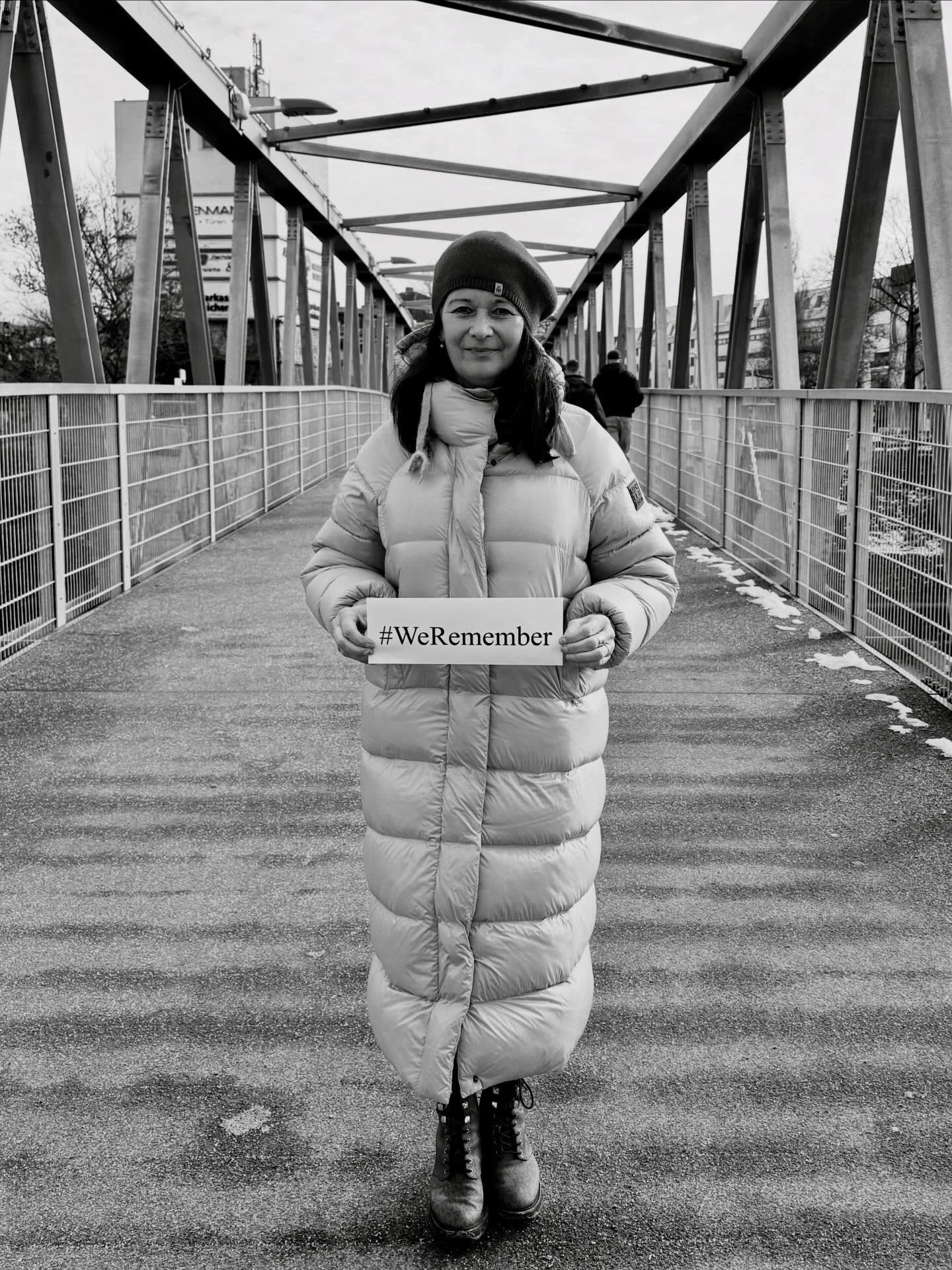 🕯️Heute, am 27. Januar, erinnern wir an die Millionen Menschen, die im Nationalsozialismus verfolgt, deportiert und ermordet wurden.

🖤Erinnern hei&szlig;t mehr als zur&uuml;ckzublicken. Es hei&szlig;t, Verantwortung zu &uuml;bernehmen &ndash; heut