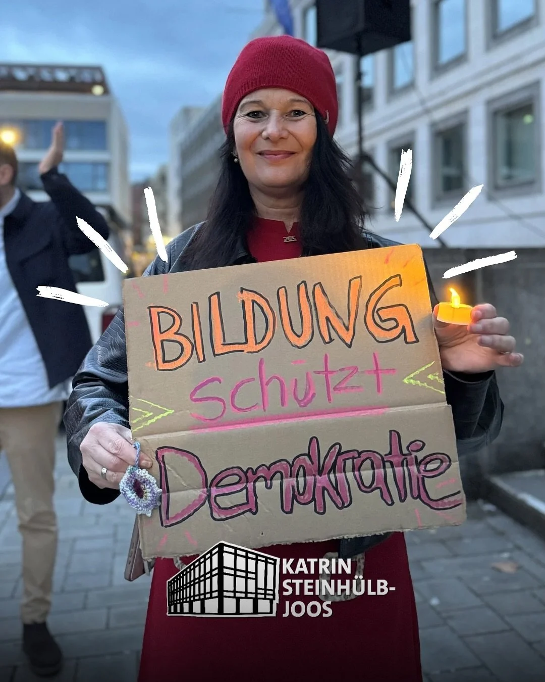 🕯️Gestern Abend beim Lichterzug der Omas gegen Rechts in Stuttgart: Rund 1.000 Menschen haben ein Zeichen gesetzt. Mit Kerzen, Handys und ganz viel Haltung.

📚&bdquo;Bildung sch&uuml;tzt Demokratie.&ldquo; Bildung st&auml;rkt kritisches Denken, Res