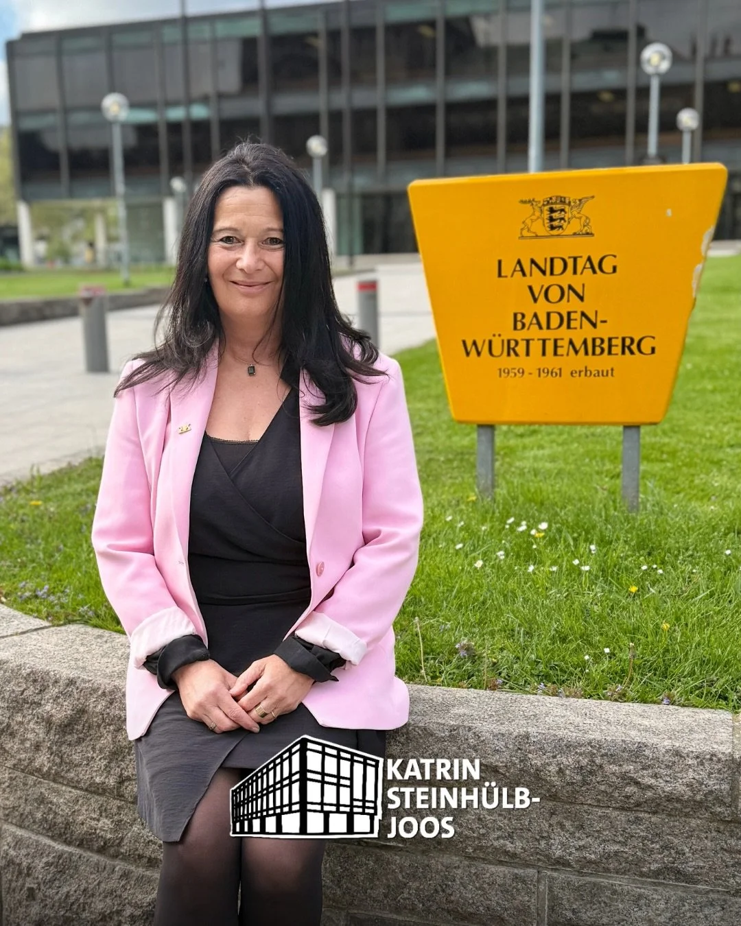 Als ich meinen neuen Abgeordnetenausweis f&uuml;r den Landtag abgeholt habe, hat das viel in mir ausgel&ouml;st.

Dankbarkeit und Traurigkeit zugleich.

Ich bin dankbar f&uuml;r das Vertrauen, erneut f&uuml;r f&uuml;nf Jahre im Landtag arbeiten zu d&