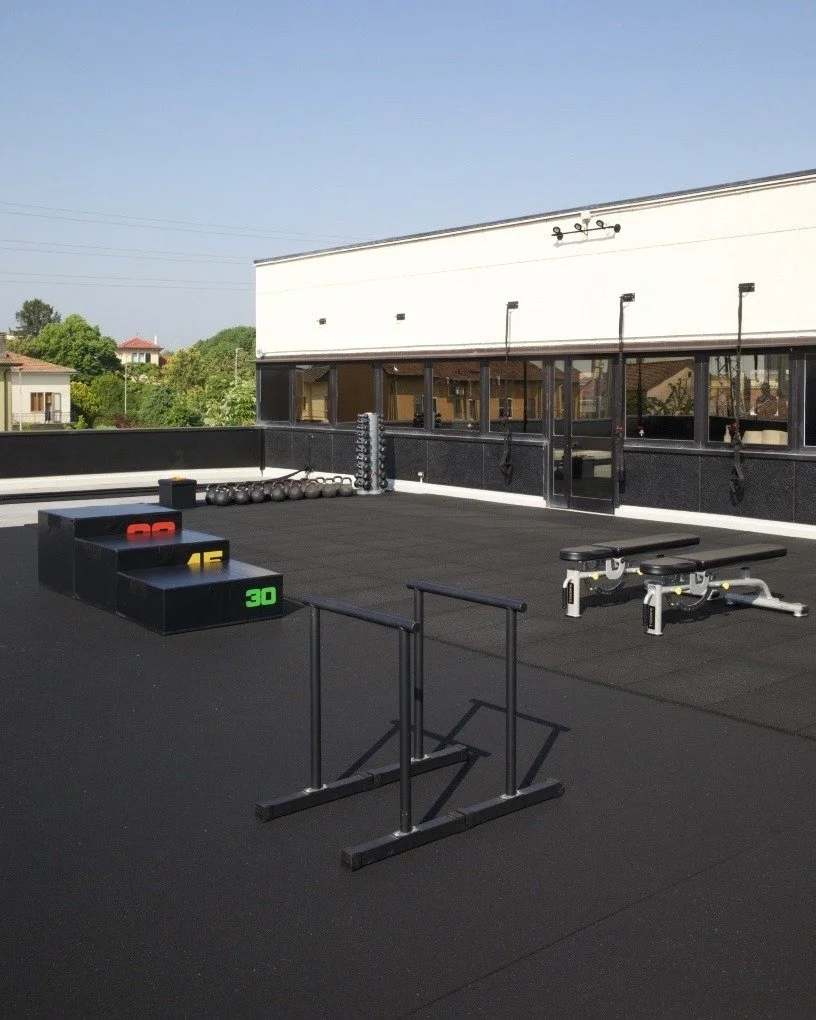 Le mezze stagioni...ci sono ancora😉 e sono proprio quelle che si sposano meglio con il training outdoor!
Goditi il piacere di un allenamento all'aria aperta nelle belle giornate di fine estate e riprendi le buone abitudini da dove le avevi lasciate.