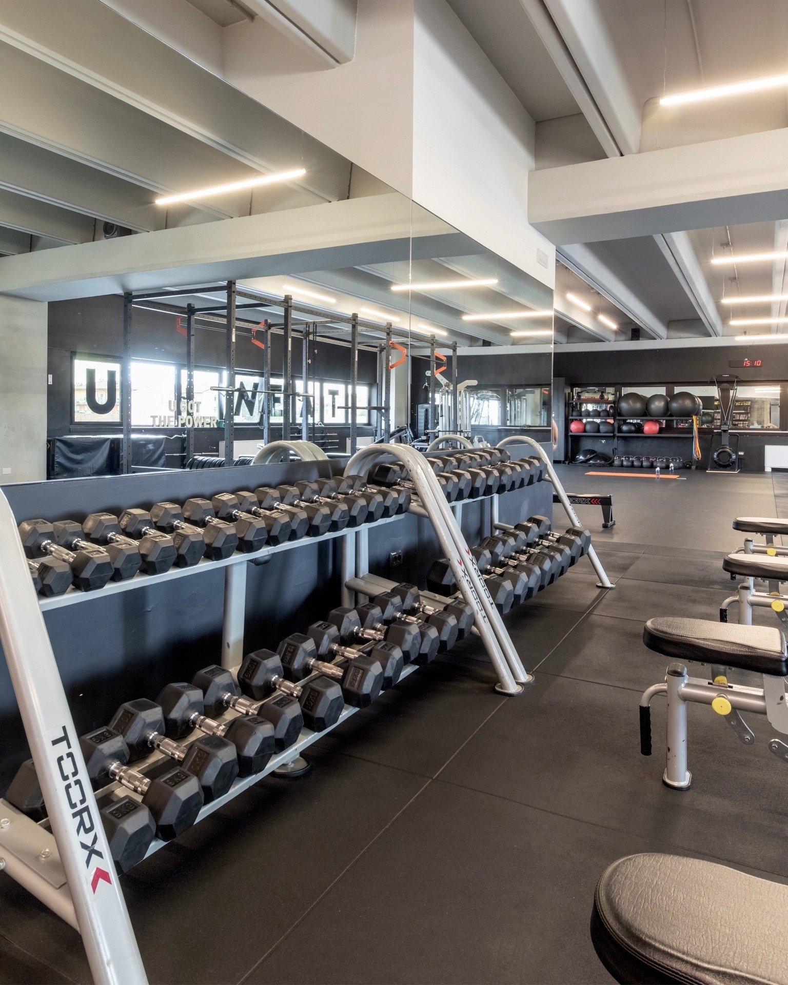 Il modo in cui ti ci approcci cambia il tuo modo di vivere il fitness: U NEAT &egrave; il luogo in cui l'allenamento si trasforma da un sacrificio ad una piacevole routine di benessere.
Spalla a spalla con il nostro team, in un ambiente spazioso ed a