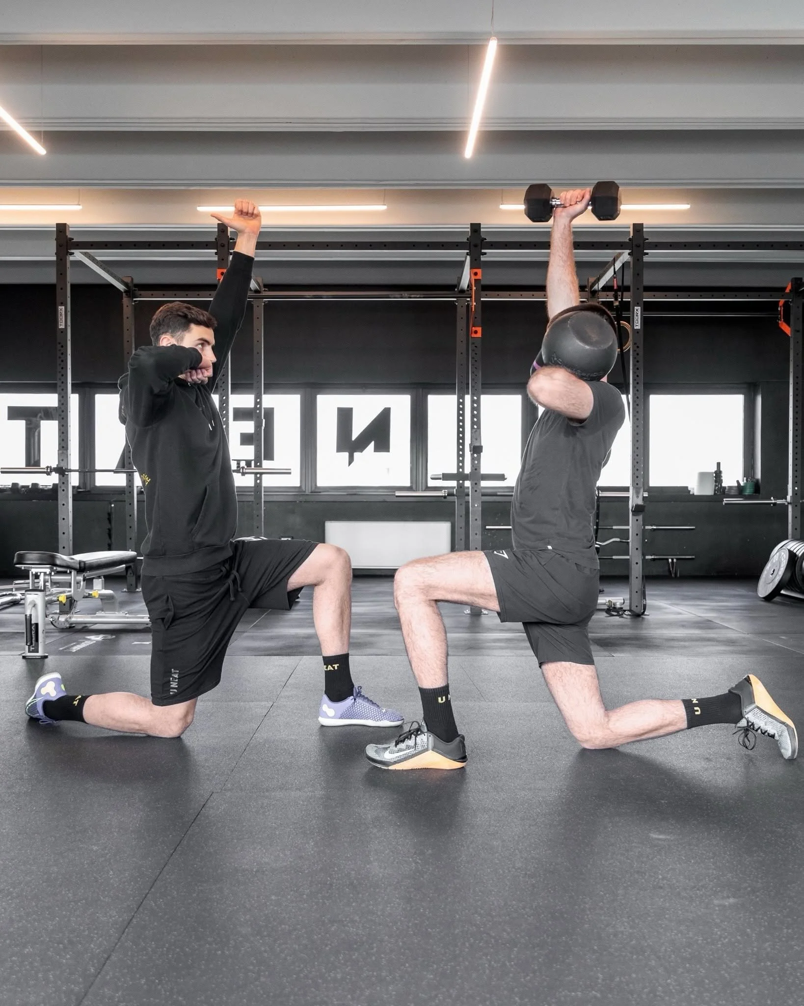 👯I nostri coach non lavorano PER te, lavorano CON te.
Scopri con U NEAT un concetto di personal training che non ti lascia mai solo: la nostra filosofia ha il vantaggio di offrirti un intero team di professionisti che, alternandosi in base alle spec