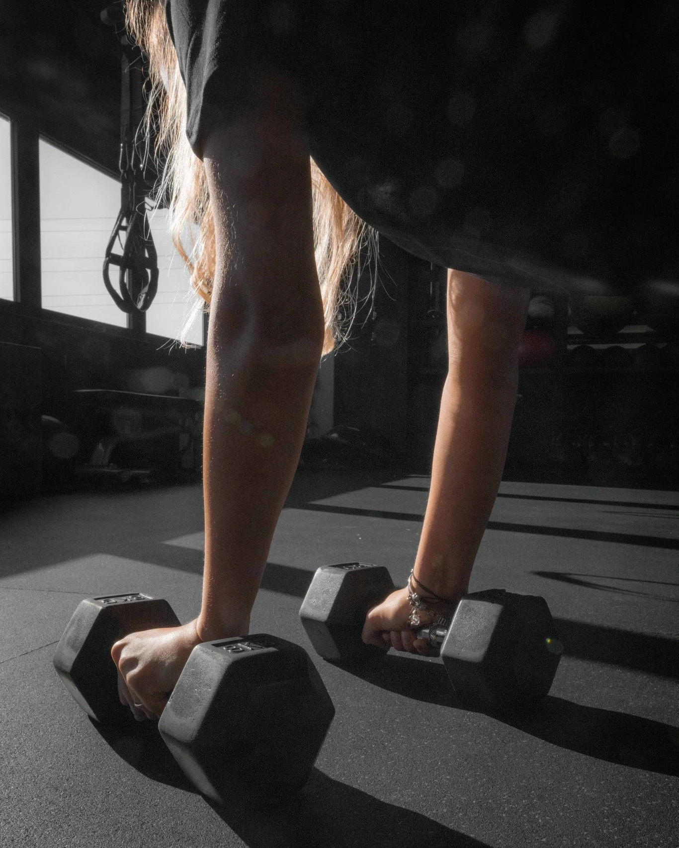 Due pesetti, un plank, un tappeto gommato: c'&egrave; chi da questi ingredienti riesce a percepire solo la fatica...e chi, come noi, tutta l'energia e l'adrenalina del workout pre weekend.💣
Sta solo a te scegliere da che parte stare 😏