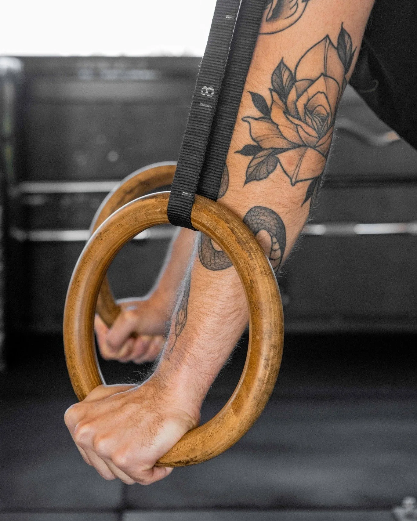 Il ring training prende in prestito un attrezzo iconico della ginnastica artistica e lo trasforma in una tecnica di allenamento particolarmente efficace.
Forza, resistenza ed equilibrio sono messi a dura prova da una coppia di anelli sospesi, in un l