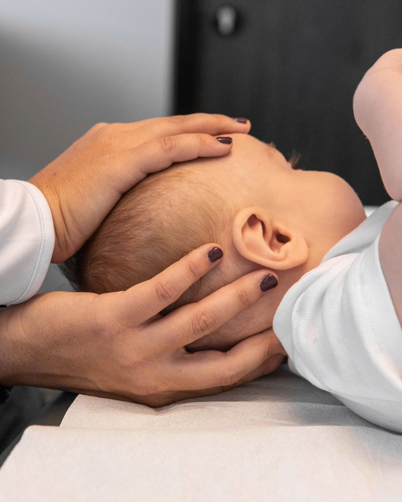 👶 Piccoli pazienti, grandi attenzioni: le mani della nostra @osteopata_anna si dedicano alla cura dei bimbi fin dai loro primissimi mesi di vita.

🍼Dai piccoli disturbi legati al sonno a quelli posturali, dallo sviluppo motorio alle coliche: l'oste