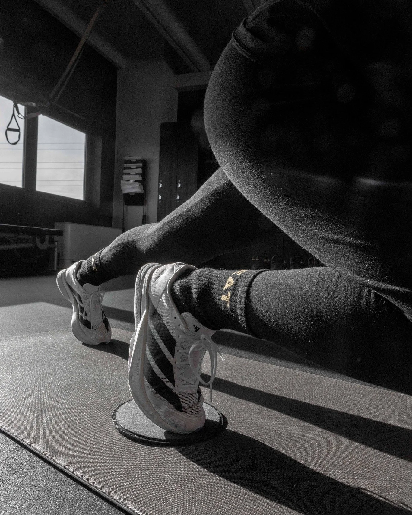 A volte serve scivolare per ritrovare il proprio equilibrio😌⛸

&Egrave; il caso delle sliders, piccoli cuscinetti a basso attrito che, scorrendo sul pavimento, creano instabilit&agrave; e permettono di rinforzare i muscoli di tutto il corpo: proprio