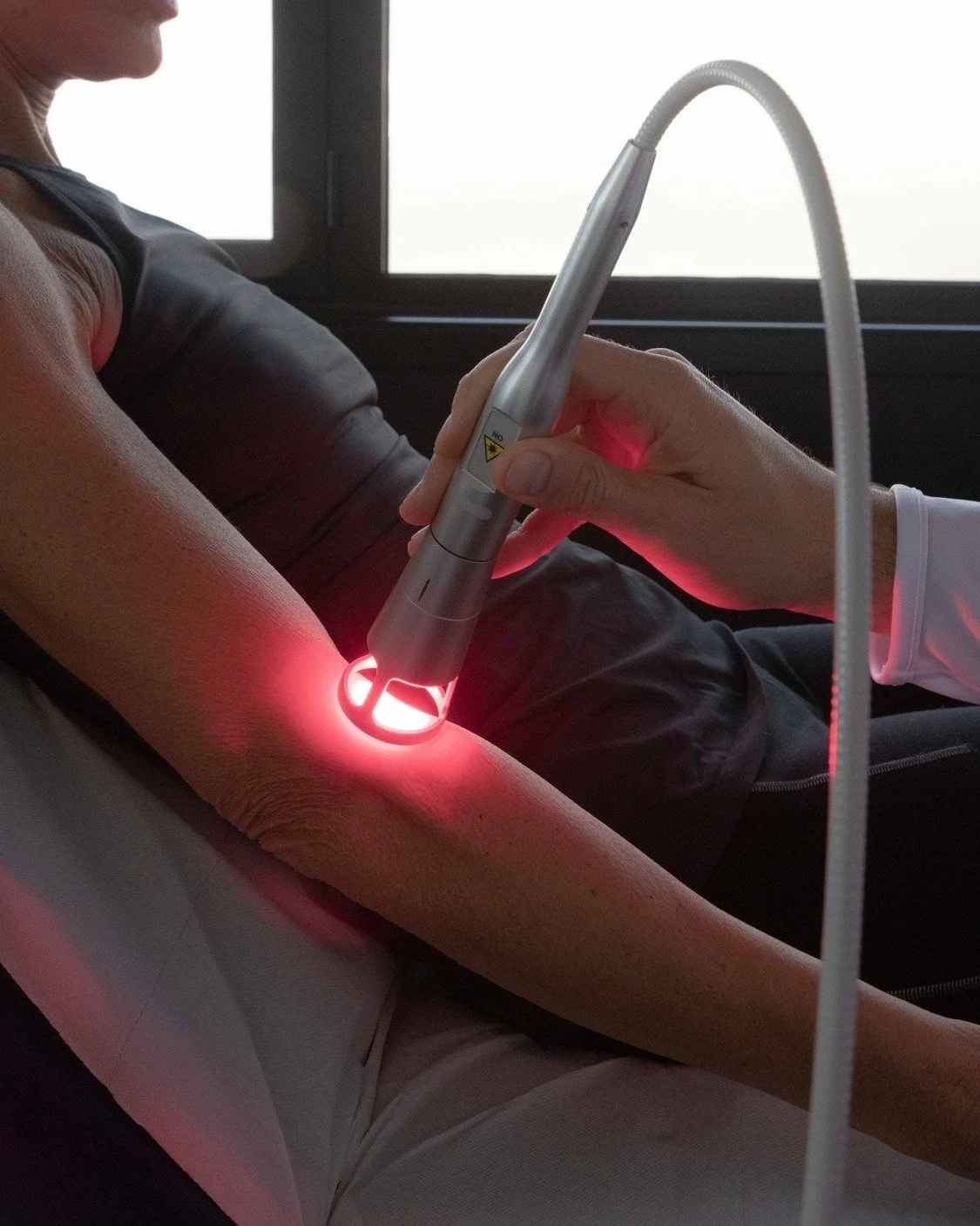 🚨Appassionati di padel, tennis e non solo...tirate un sospiro di sollievo: abbiamo una nuova arma per contrastare la vostra epicondilite!

Combinata con sedute fisioterapiche, la terapia strumentale per mezzo di laser o tecar arriva in vostro soccor