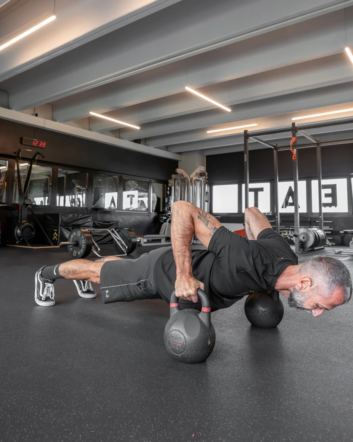 Il bello delle kettllebell &egrave; la loro versatilit&agrave;: non solo pesi per i tuoi swing, ma solidi sostegni per push up da paura😎
▶ Scopri con noi le tante possibilit&agrave; di utilizzo di ogni singolo attrezzo e le infinite combinazioni di 