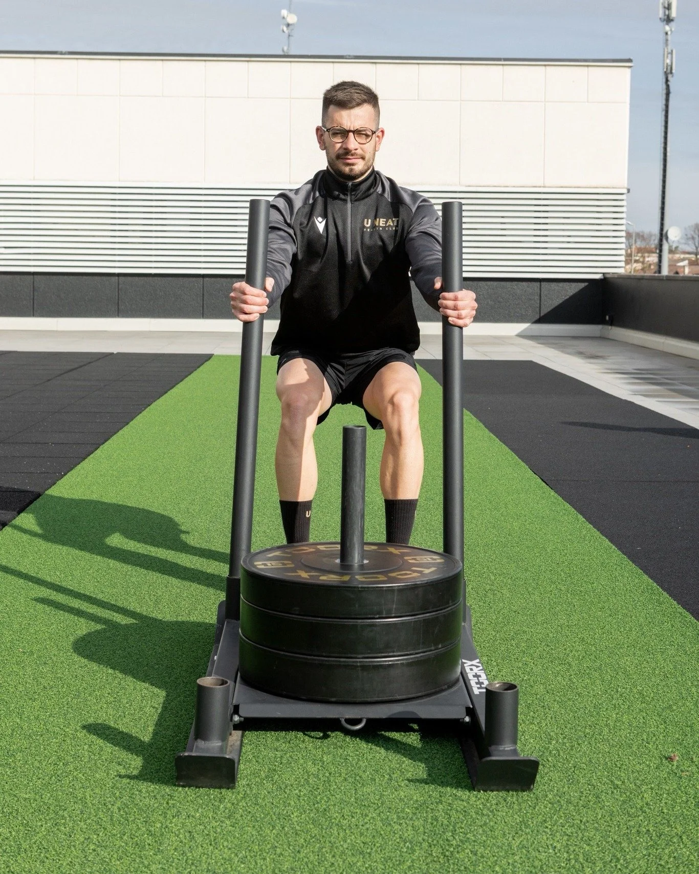 Chiudi gli occhi. Concentrati.
...li percepisci tutti i muscoli coinvolti nel tuo sled training?!?!🛷

👉Utilizzata sia in esercizi di spinta che di tiro, la slitta &egrave; un attrezzo capace di attivare e potenziare diversi gruppi muscolari tra cui