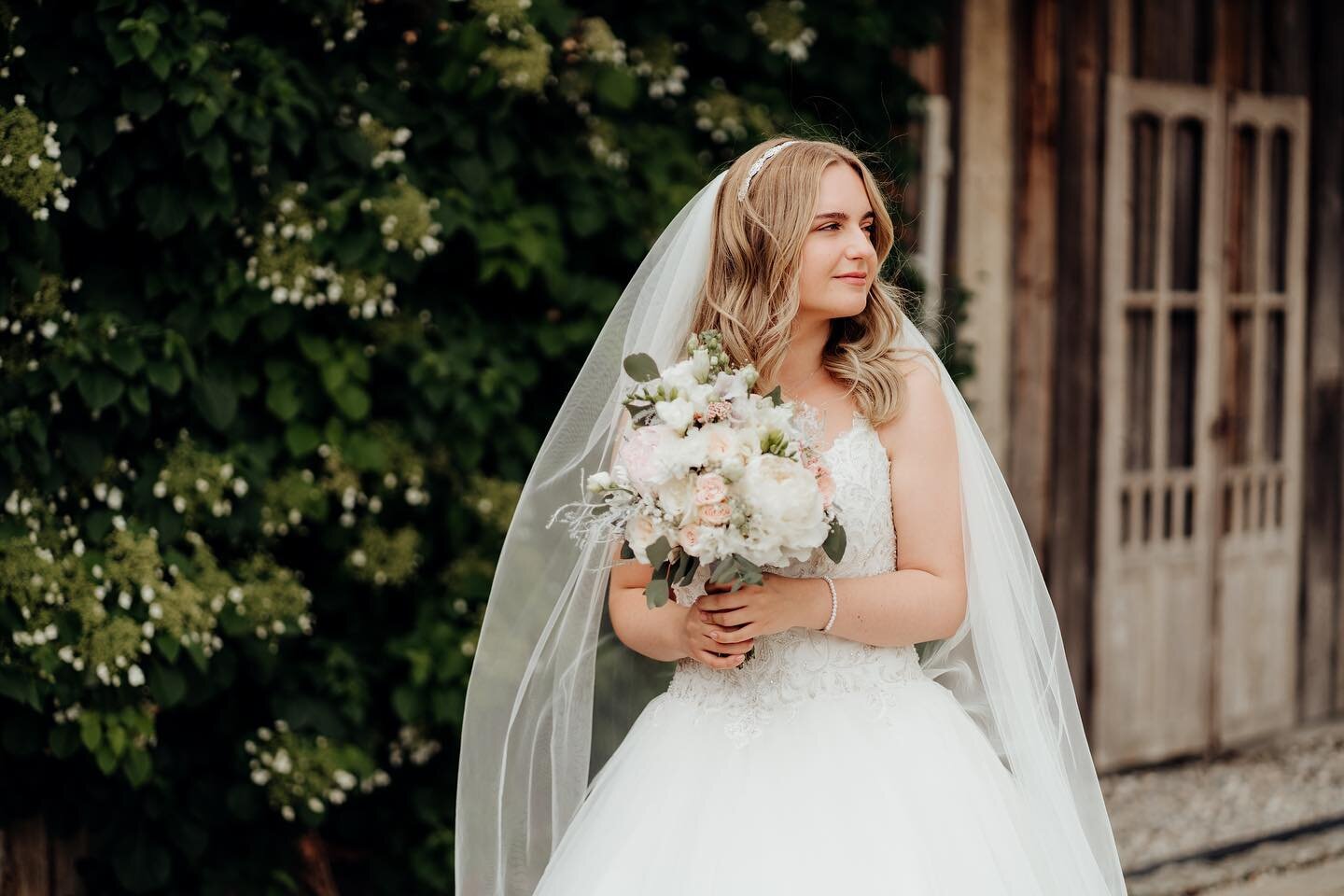 Like a princess 👸🏼
Wie wundersch&ouml;n kann man bitte sein? 😍

*Werbung wegen Verlinkung 

#bride #beautifuldress #happywifehappylife 
#weddingdress #bridalbouquet #porsche #weddinginspiration #bridestyle #lovestory #weddingphotography #weddingph