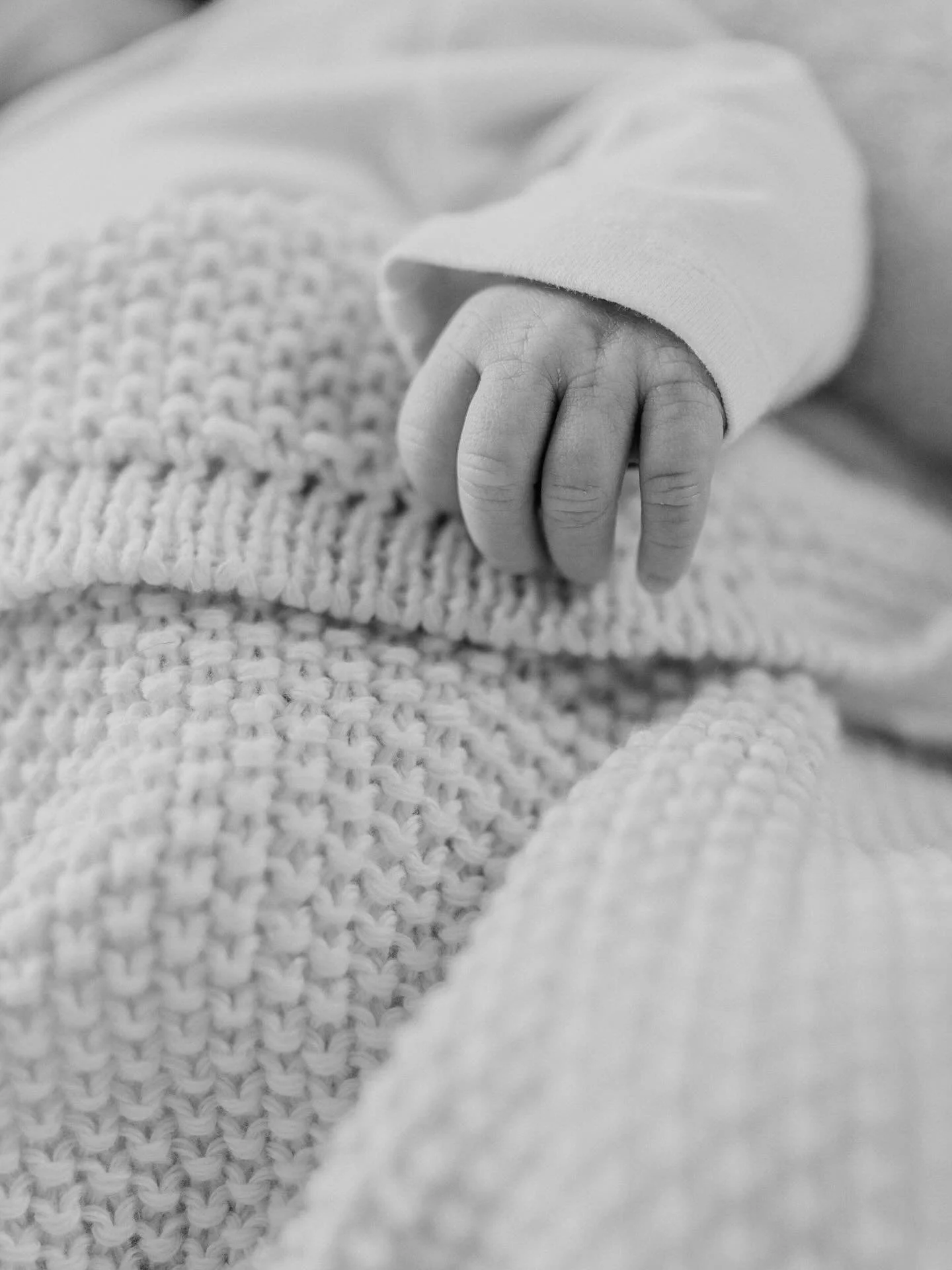 Diese kleine Hand 😍❤️ 
Ein Newborn-Shooting ist so viel mehr als nur Bilder. 
Diese Erinnerungen sind einfach magisch. Die M&auml;use werden nie wieder so klein sein 🥺 Wir lieben es! 

*Werbung wegen Verlinkung 

#neugeborenenfotografie #newborn #b