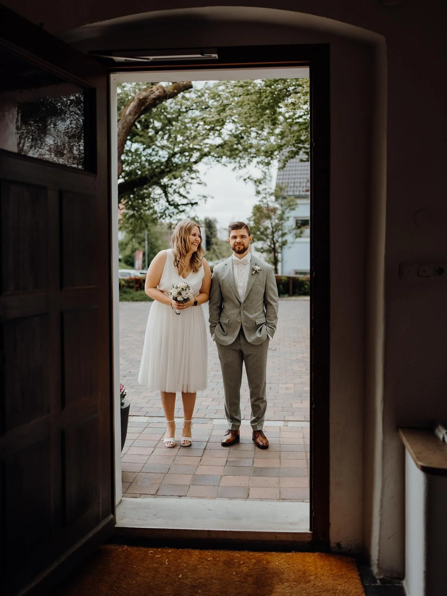 She smiles at him &ndash; and the world holds its breath ❤️&zwj;🔥

*Werbung wegen Verlinkung 

#Wedding #Bride #bridedress #groom #freietrauung #WeddingDay
#WeddingPhotography #WeddingDress
#WeddingPhotographer #WeddingInspiration #lenderstuben #tra