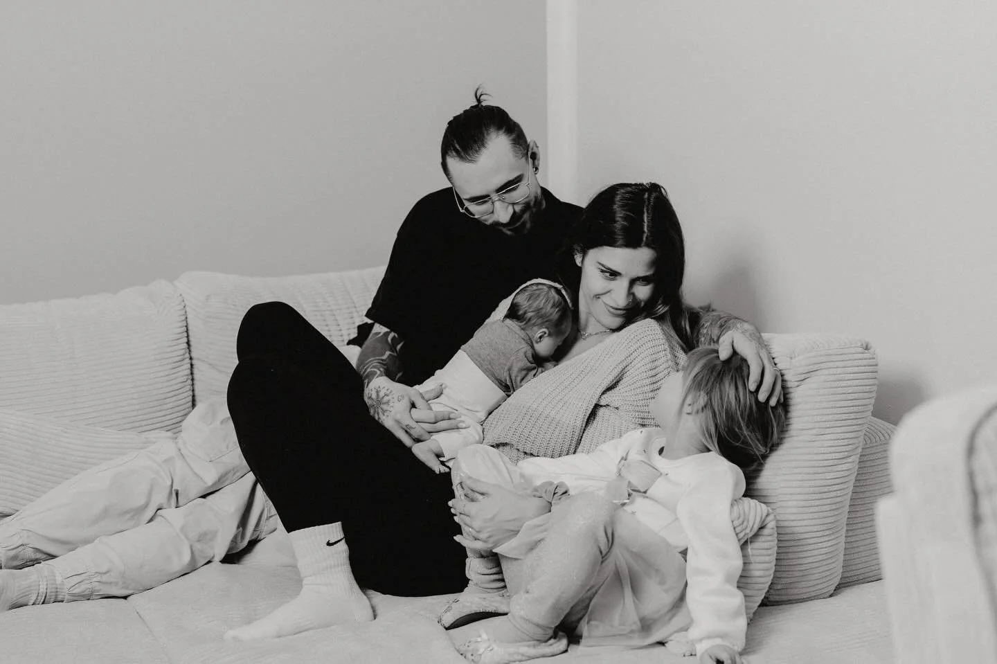 Family 🤍
Ein Shooting muss nicht perfekt sein! Vor allem nicht, wenn Kinder dabei sind. Es darf laut, chaotisch und echt sein 😍 Wir nehmen uns die Zeit, die ihr braucht ❤️ Auch Pausen geh&ouml;ren dazu. Nur wenn alle entspannt sind und Spa&szlig; h