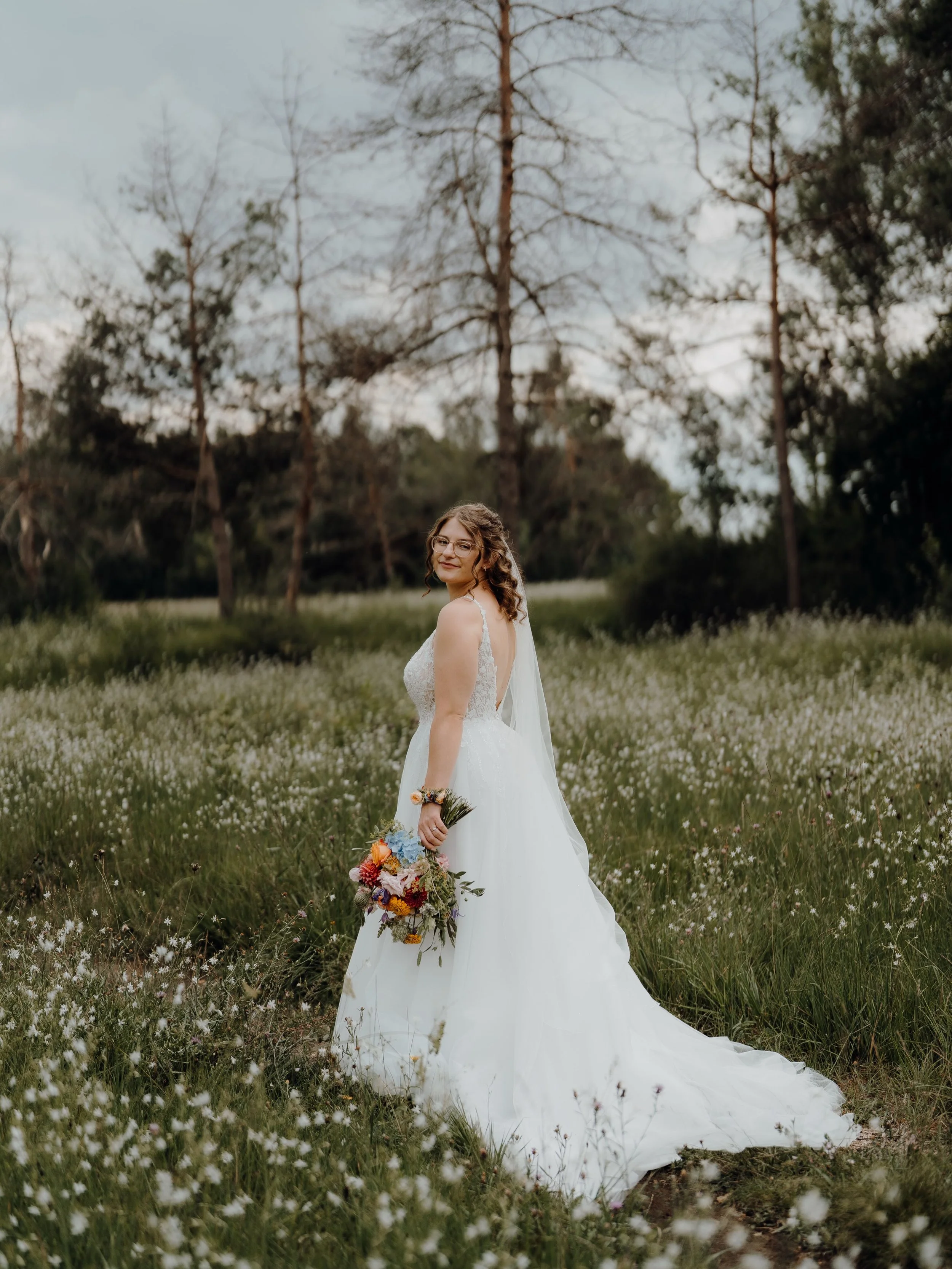 Bride Goals 🔥

Liebe Yvonne, du hast uns alle verzaubert ✨💍❤️

Braut: @yvxnne_hfm 
Blumen: @gloriosa_weddings_flowers 
Kleid: @brautmodenclaudiaimschloss 
Styling: @beautybar_bobingen 

#weddingphotography #bride #weddinginspiration #lovestory #bra