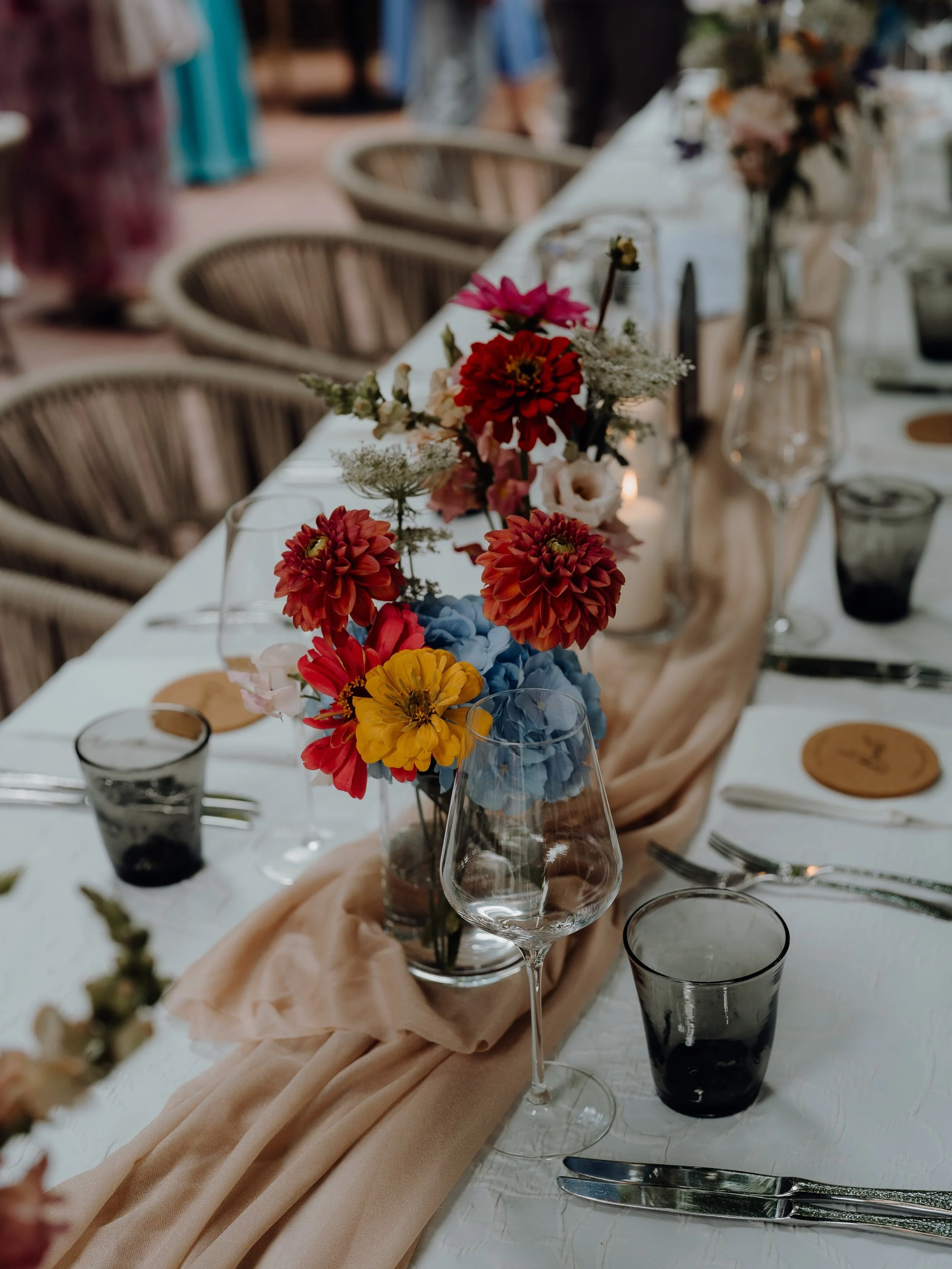 Wedding Y&amp;S 💍🤍✨

Braut &amp; Br&auml;utigam: @yvxnne_hfm @sebastian.zick 
Location: @voglbraeu_chalet 
Blumen @ Deko: @gloriosa_weddings_flowers 

Schee war&rsquo;s 😍

#weddinginspiration #weddingtrends #weddingphotography #flowerart #hochzeit