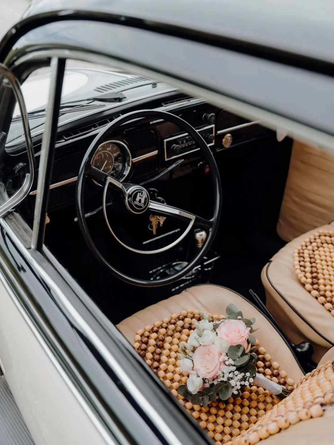 Ein ganz besonderes Hochzeitsauto haben sich Lisa &amp; Max da ausgesucht 💍😍 So wundersch&ouml;n 🤍🖤✨

Auch diese Bilder sind wichtig und wertvoll. Denn auch sie geh&ouml;ren zu eurem Tag, zu eurer Geschichte und eurer Reportage 🥰 Lieben wir! 

#