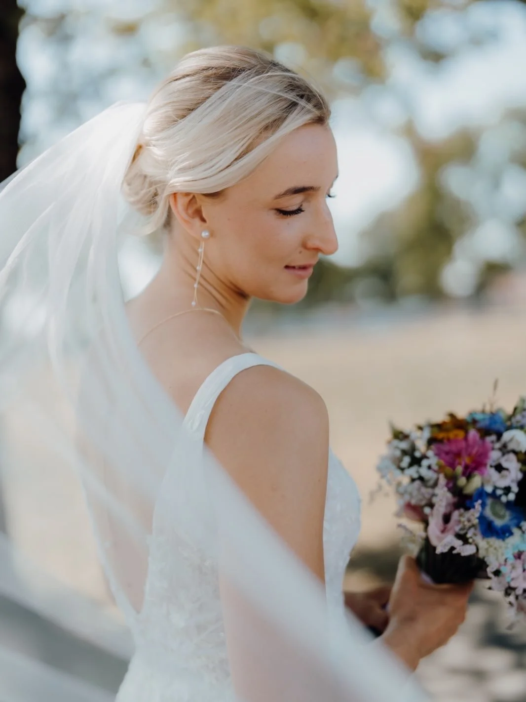 Bridal perfection ✨💍🤍

Braut: @anto_nia_z 
Blumen: @anias_blumen_atelier 
Kleid: @ganz_in_weiss 

#weddingphotography #bride #weddinginspiration #lovestory #brautkleid