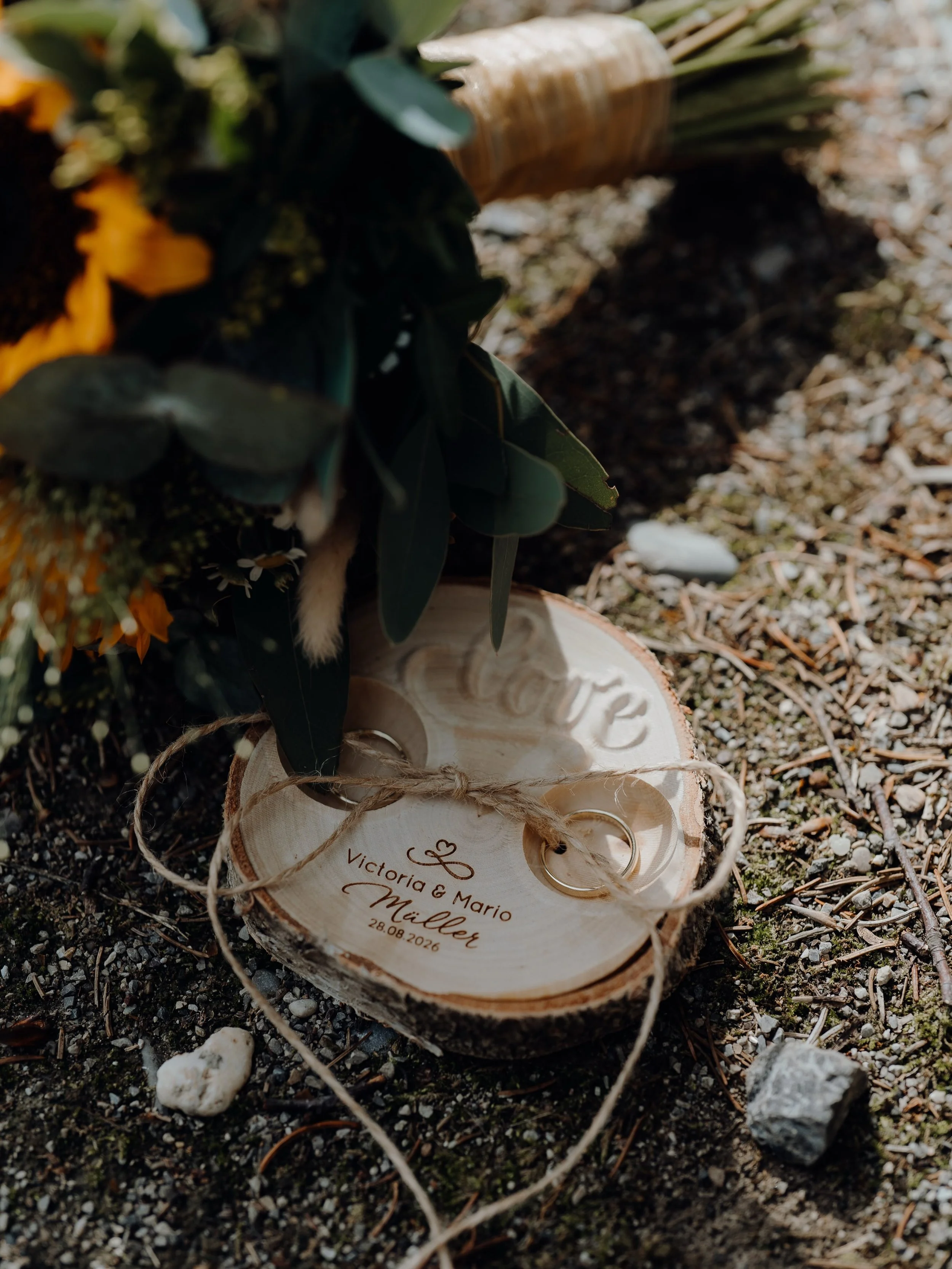 V&amp;M 🤍

Details sind f&uuml;r uns so unfassbar wichtig. Denn auch sie erz&auml;hlen eure Geschichte 💍✨

#weddingdetails #weddingday #bride #groom #weddingbouquet
