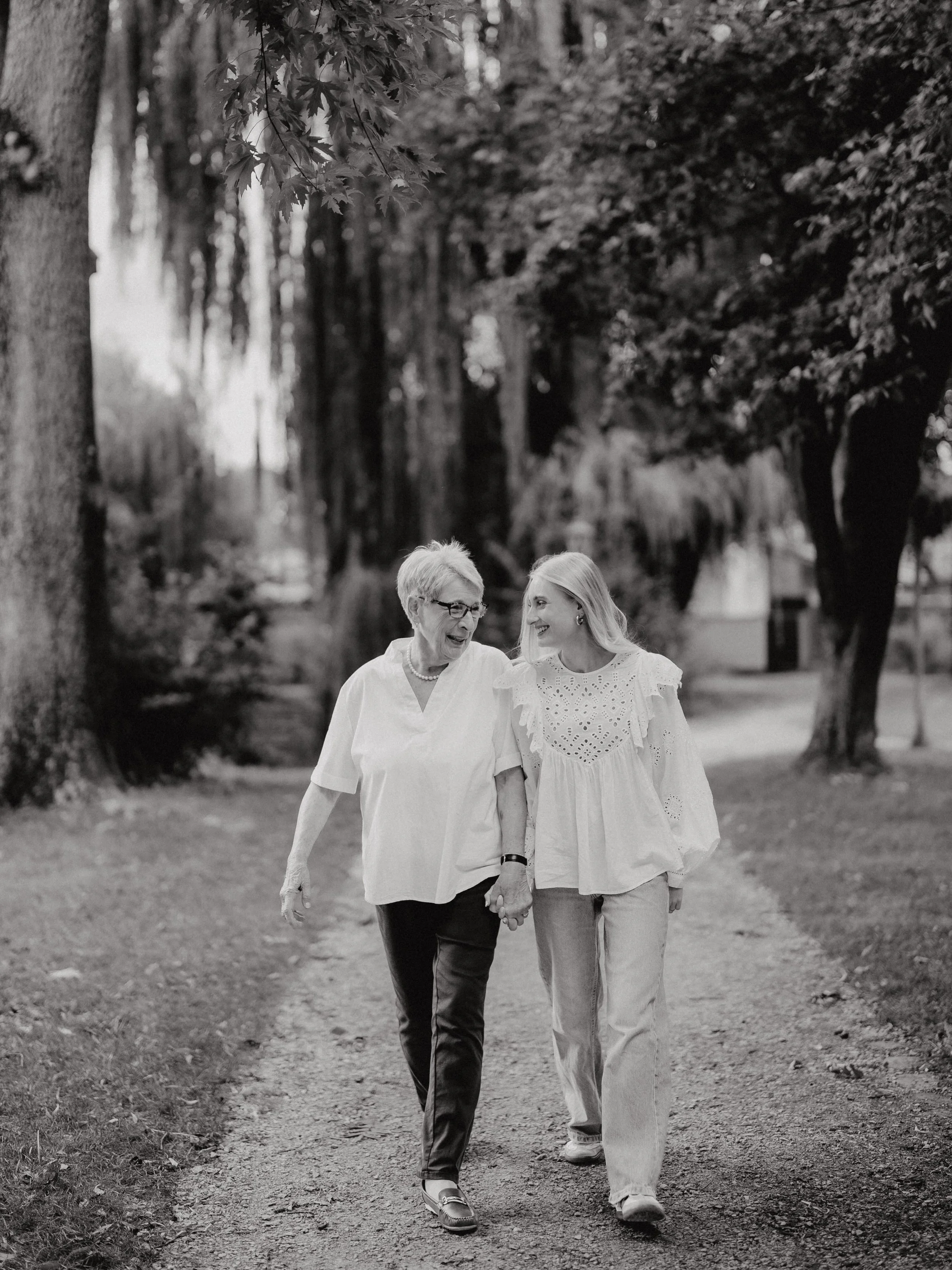 Oma 🤍 
Haltet sie fest, diese Erinnerungen und Momente ✨
Irgendwann bedeuten sie euch alles! 🤍

#grandma #familyphotography #familymoments #familybonding #familyportrait