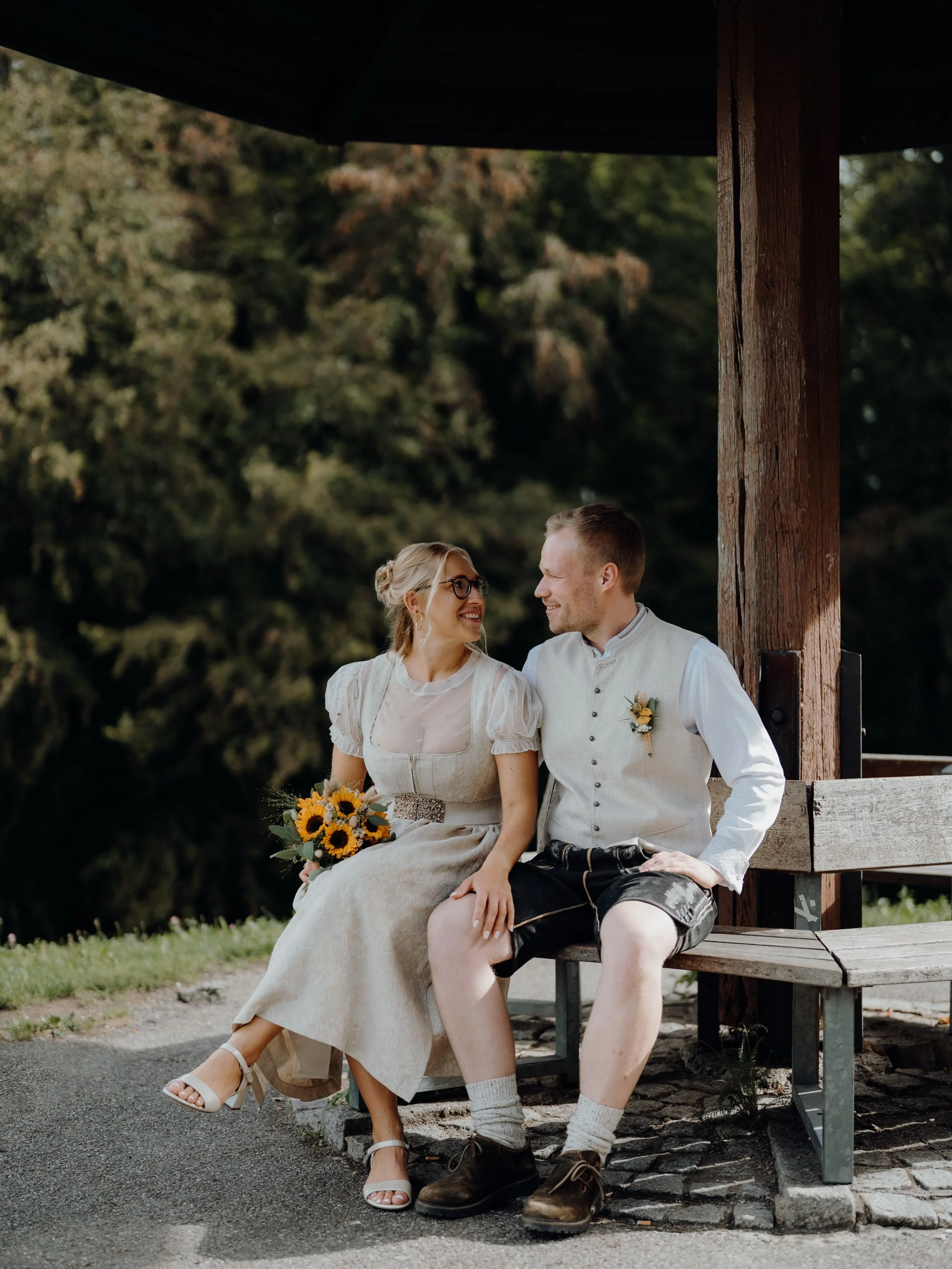 Eine Sp&auml;tsommer Hochzeit in Tracht 💍😍
Wie gut die beiden aussahen! 🤩 Auch der Sonnenblumen Brautstrau&szlig; hat wirklich Eindruck hinterlassen 🌻 Einfach ein &bdquo;Perfect Match&ldquo; 💫 Danke f&uuml;r euer Vertrauen 🤍

*werbung wegen Ver