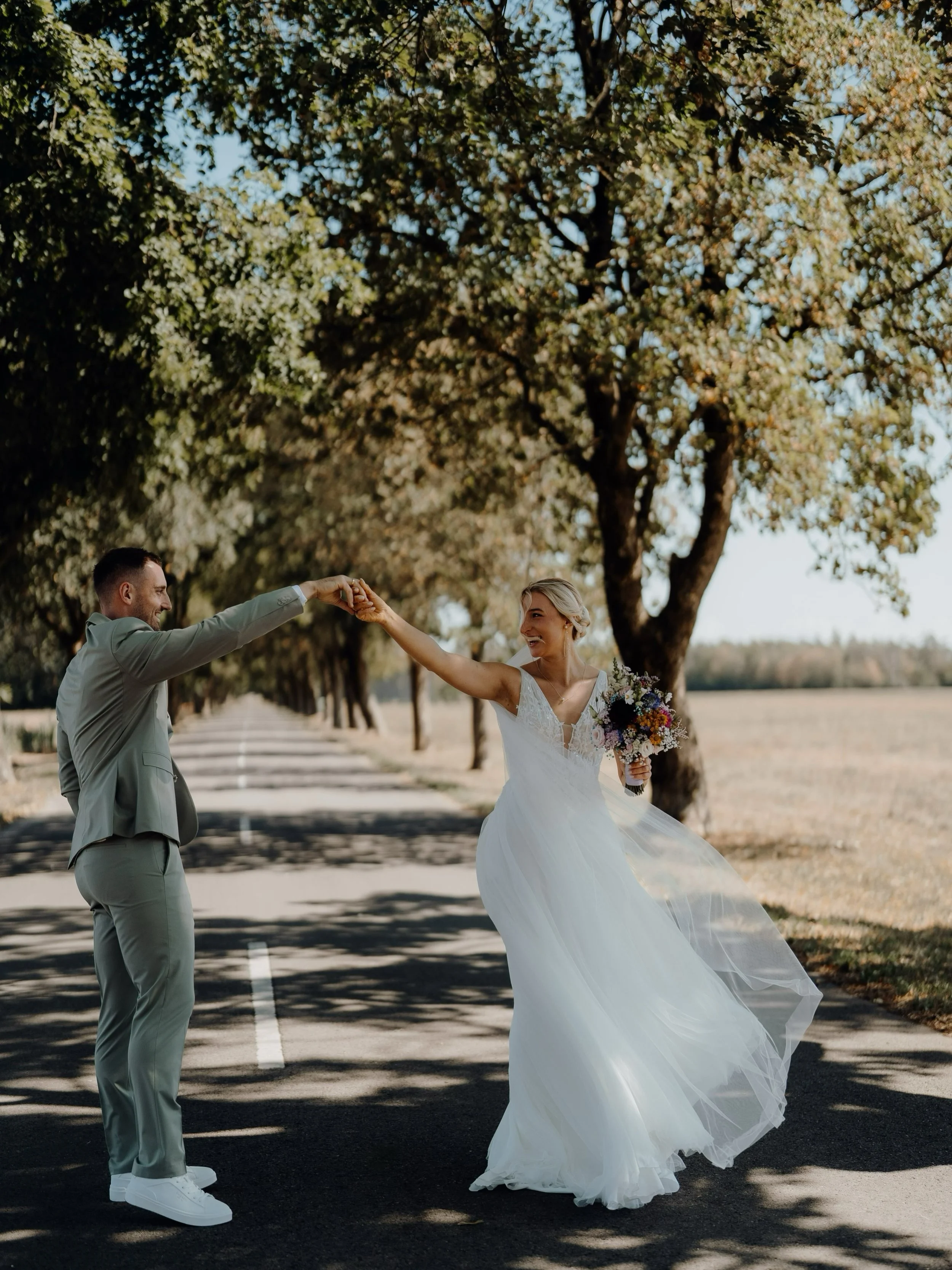 Antonia &amp; Sebastian 💍🤍

Sommerhochzeit auf dem Land ☀️💐
Mit euch gemeinsam lachen, weinen, freuen und aufgeregt sein, das ist es, was wir so sehr lieben 😍 Und nebenbei halten wir eure Momente fest ✨ 

#weddingphotography #bride #groom #weddin