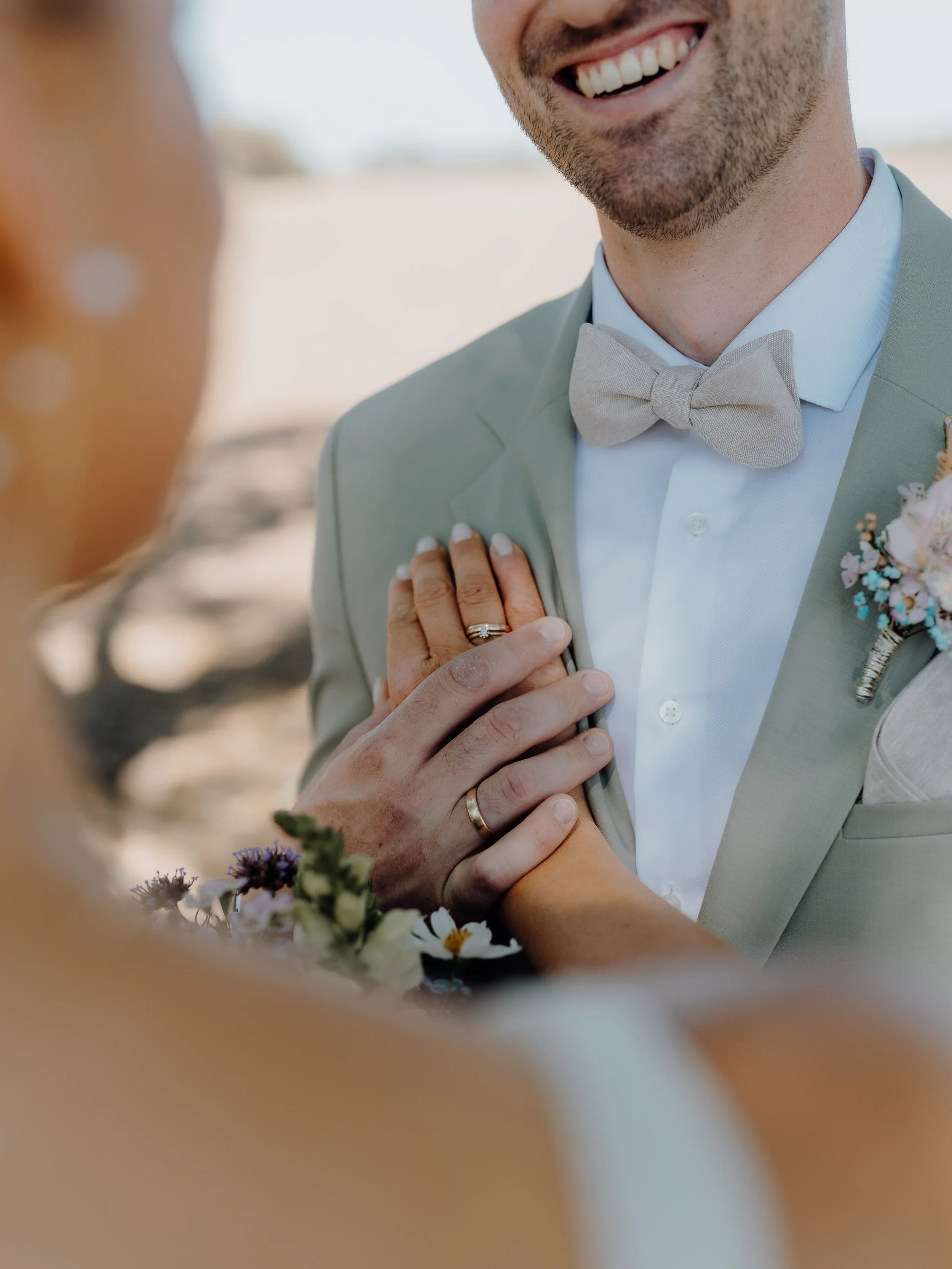 The details of love 💍🤍

Bride: @anto_nia_z 
Groom: @_bastii_z 
Flowers: @anias_blumen_atelier 
Groom&rsquo;s suit: @ansons 

#weddingdetails #weddingphotography #bride #hochzeitaugsburg #hochzeitlandsberg