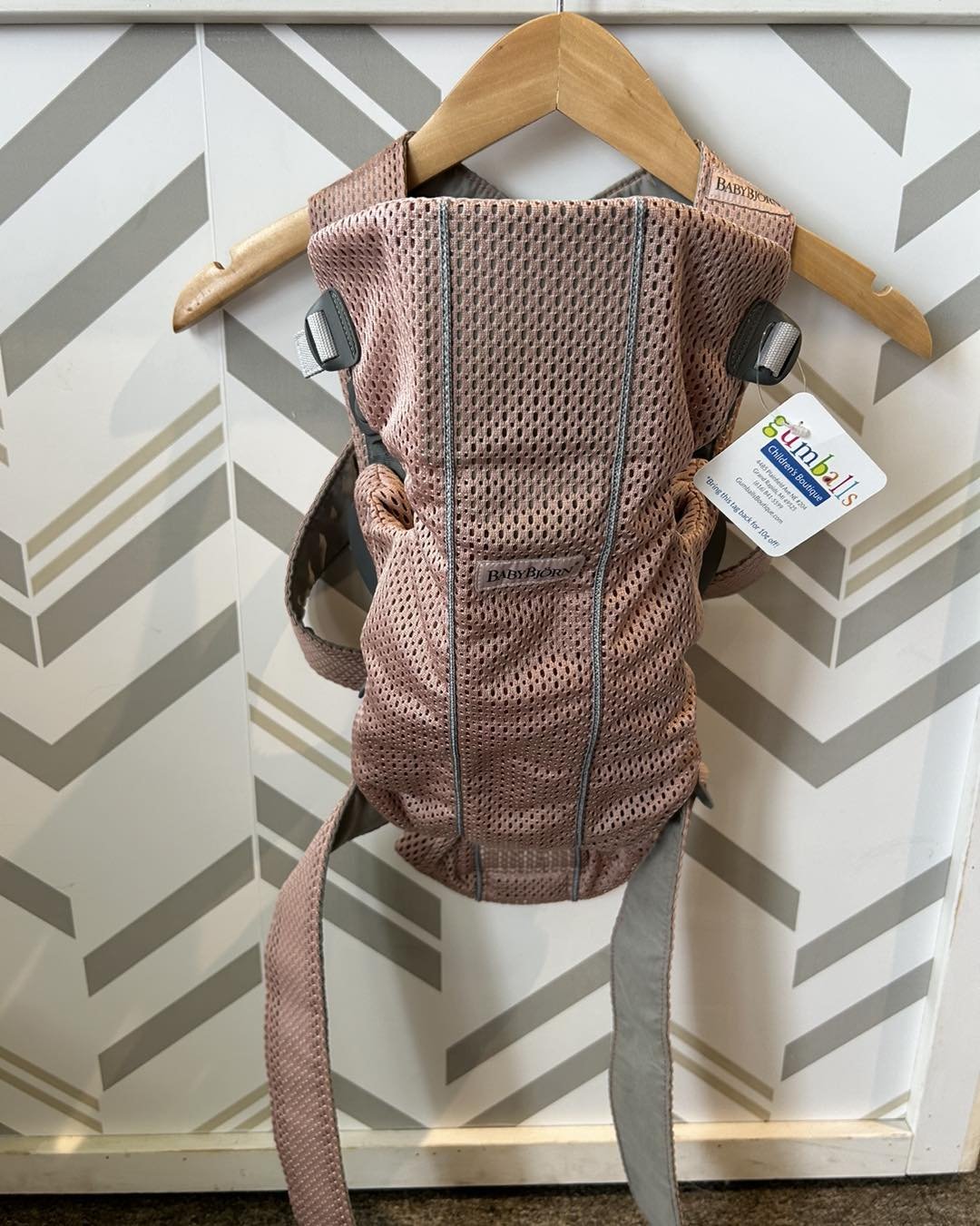 Beautiful dusty pink Baby Bjorn Mini 3D Mesh. This carrier is lightweight and breathable. Perfect four those summer babies! Baby Bjorns are great for both broad and narrow shoulder adults. Super easy to use, inward or outward facing, for babies 7-25l