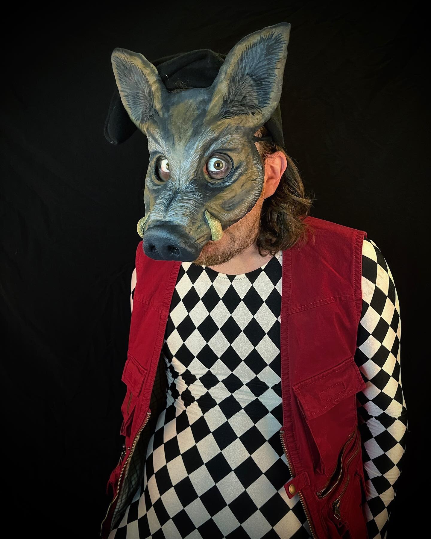 🐗🐗🐗

#wildboar #boarmask #boar #pigmask #wildpig #animalmasks #masquerade #maskart #folklore #folkhorror #wickerman #folkart #commediadellarte #maschera #mumming #guising #harlequin #oldgods #worshiptheoldgods #paganfestival #carnivale #carnivalma