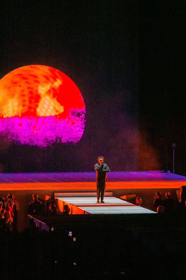 Performer with a red and pink circle