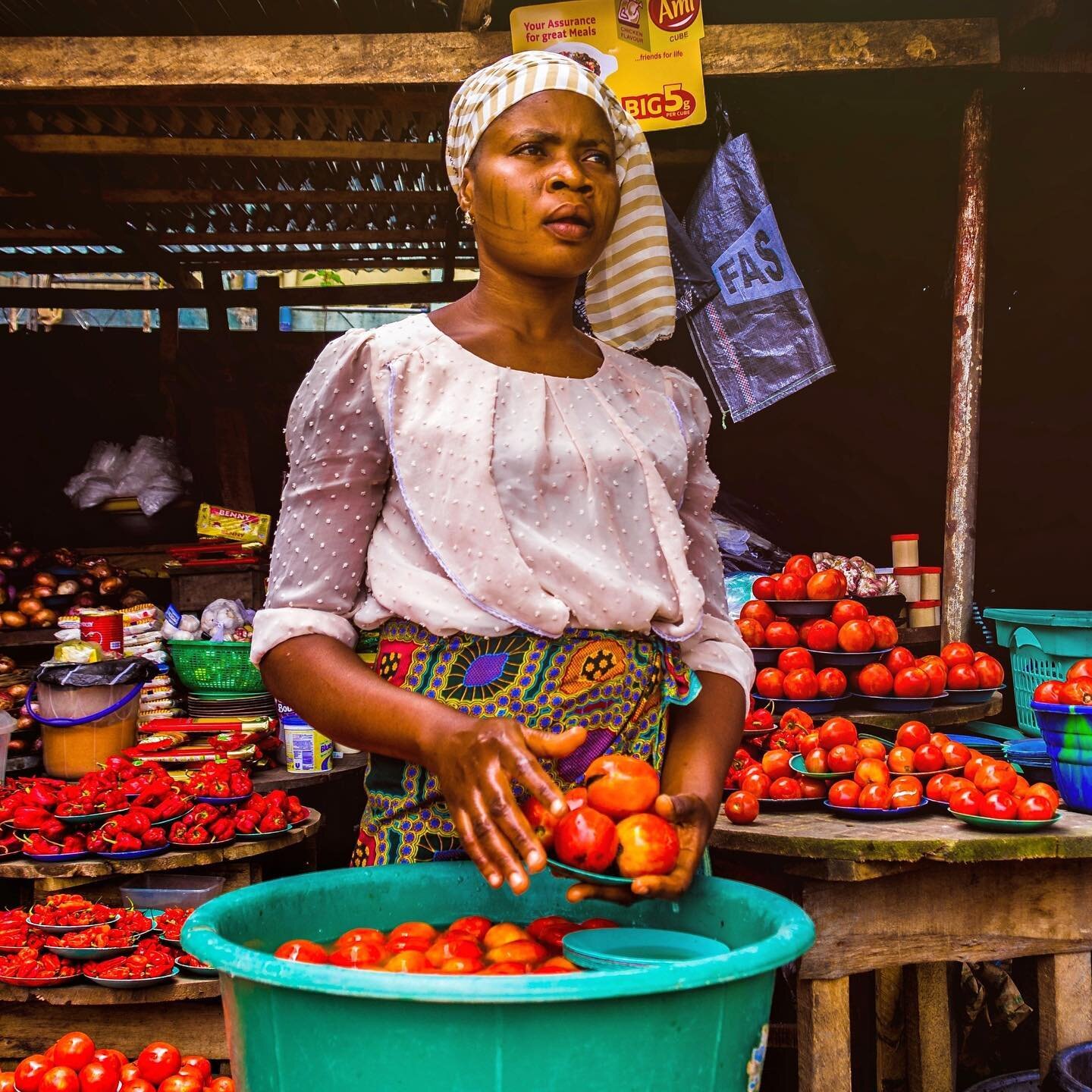 There&rsquo;s nothing like an open African market. The smell of fresh vegetables, the colorful garments, the liveliness and laughter.
⠀
Oh and the bargaining 😂 You&rsquo;ve never met an excellent salesperson until you&rsquo;ve encountered an African