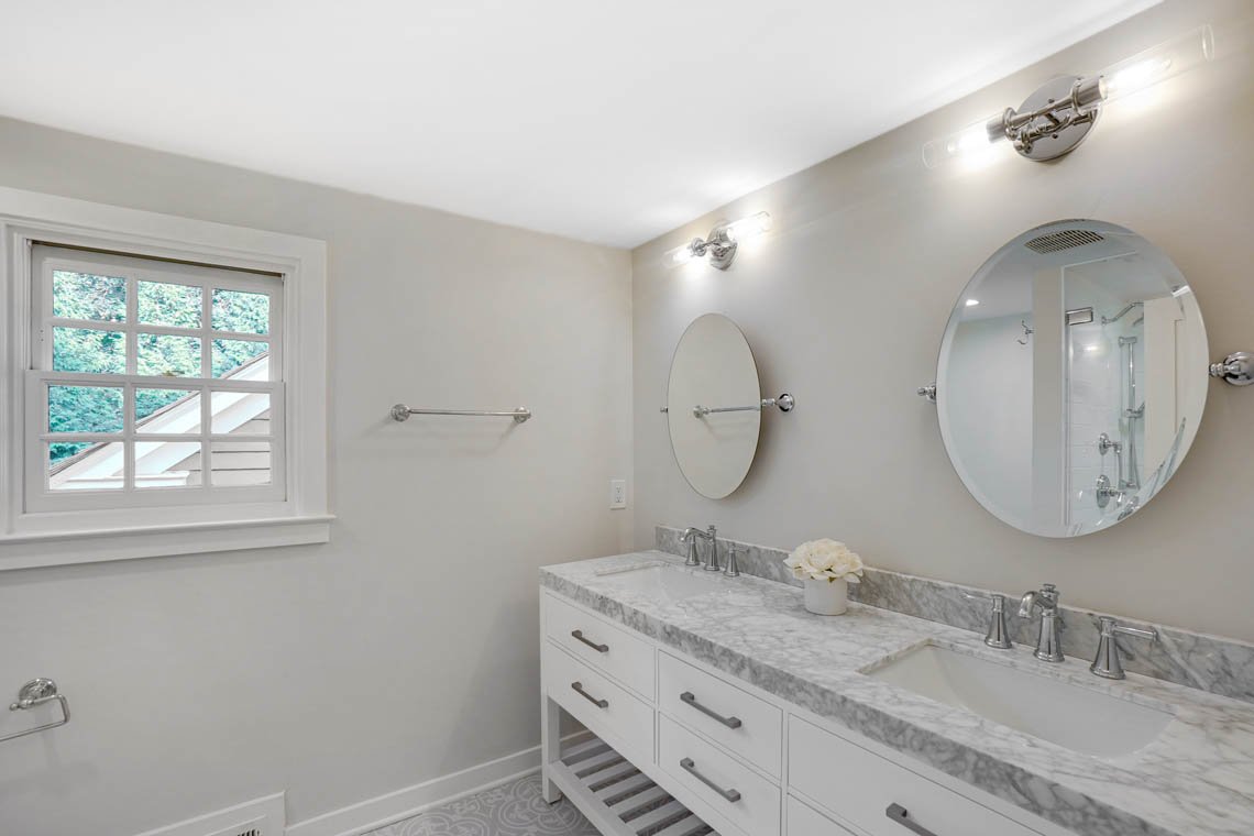 bathroom 23 Whittredge Road.jpg