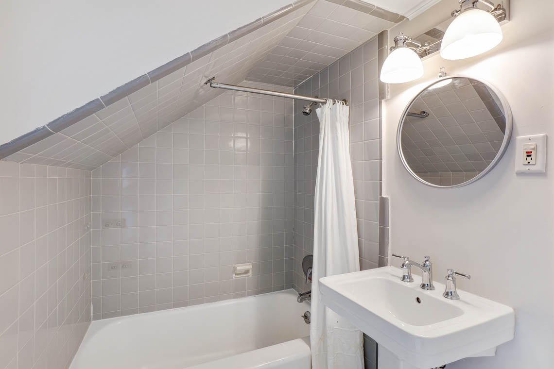 23 Whittredge Road bathroom.jpg
