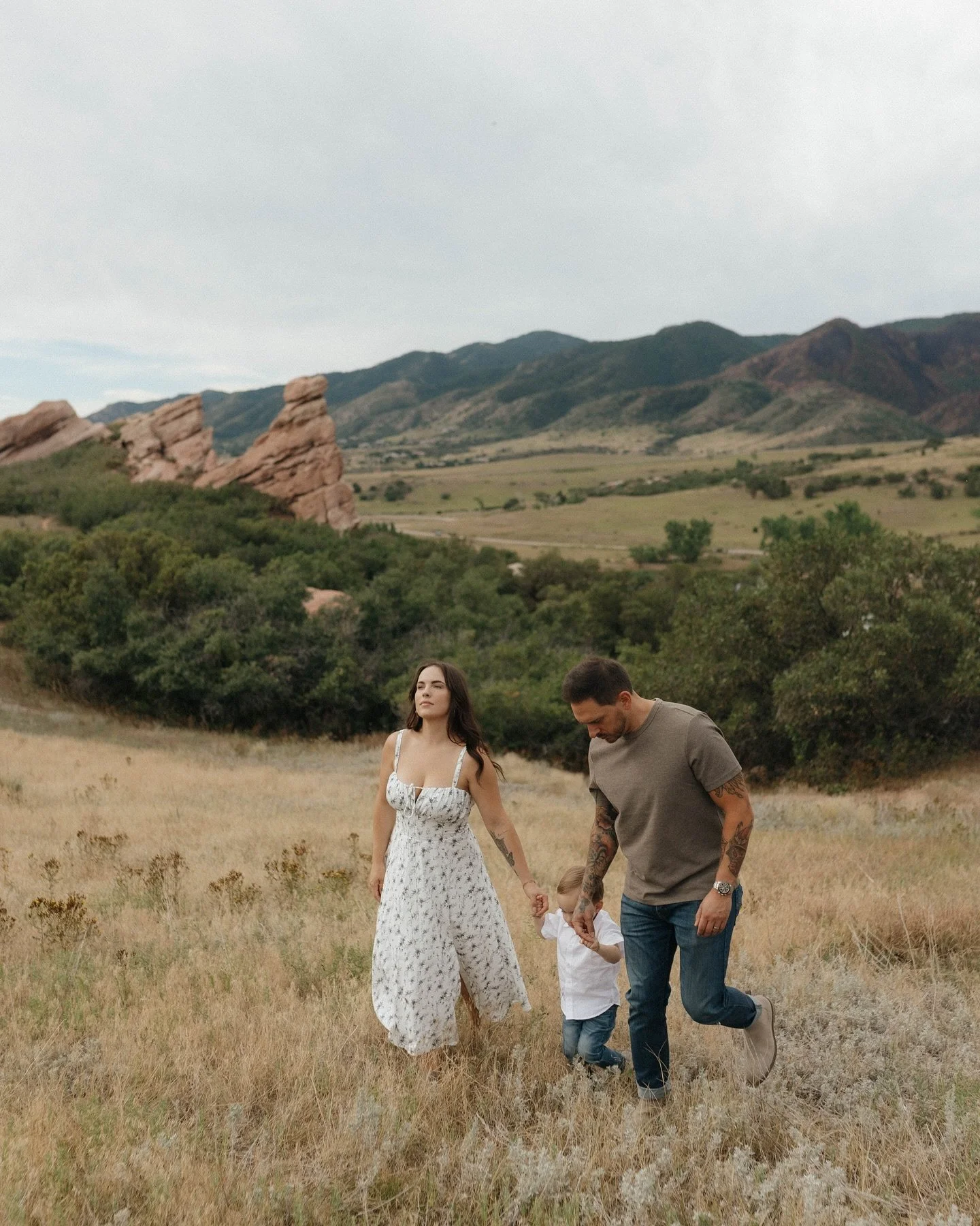 A cloudy morning tucked away in a corner of Morrison ✨ 
.
.
.
.
#familyphotography#denverfamilyphotographer#denvercolorado#morrisoncolorado#documentaryphotography