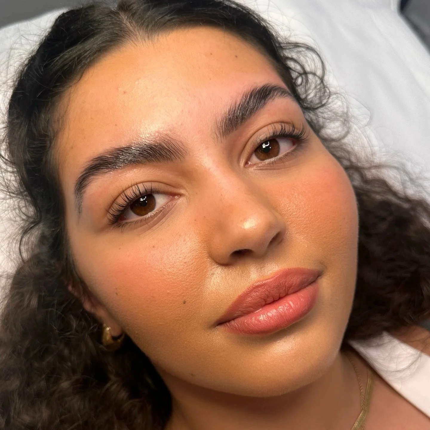 This beauty @nesrine_essafi came in for a lash lift & tint paired with a complete brow lamination. The perfect duo for a low-maintenance, polished look that lasts weeks! No mascara or brow gel needed!!
LASH LIFT & TINT
A lash lift is an adva
