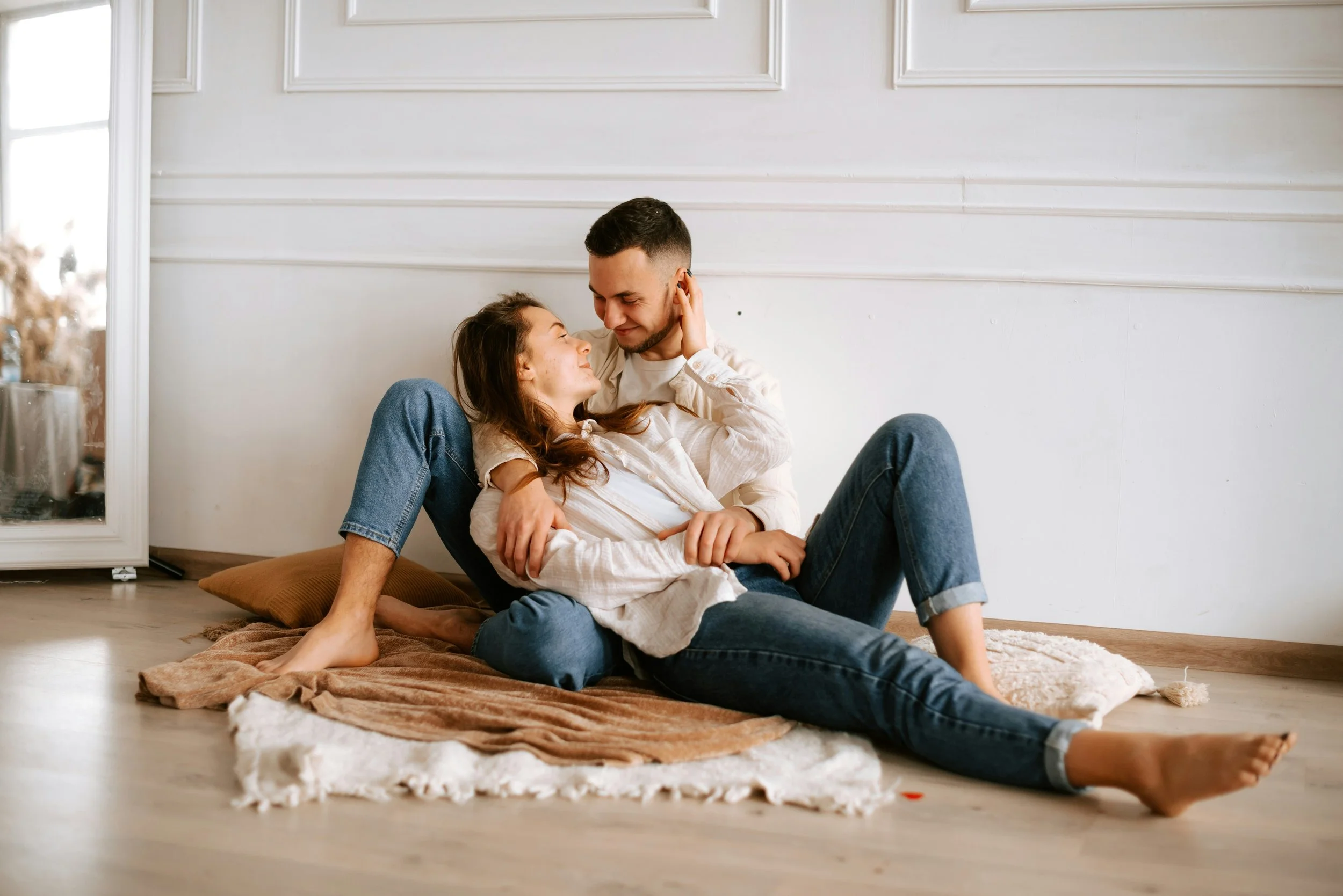 Pareja moderna utilizando una mesa de regalos digital en Uniko, reflejando la evolución de las listas tradicionales hacia plataformas online flexibles y personalizadas.