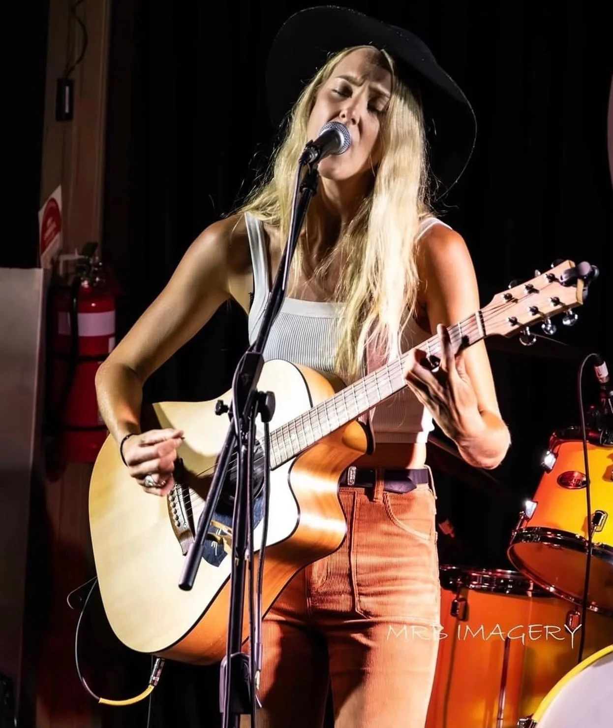 @neonbelle live in the back bar tonight from 9 - 1. Let&rsquo;s go 🍻