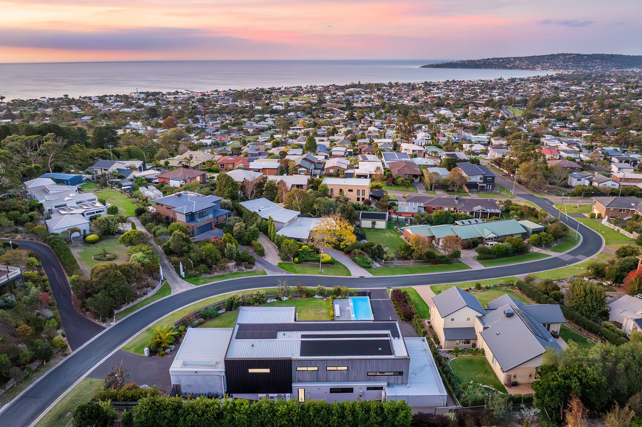 10_Somerset_Dr_Drone_02.jpeg