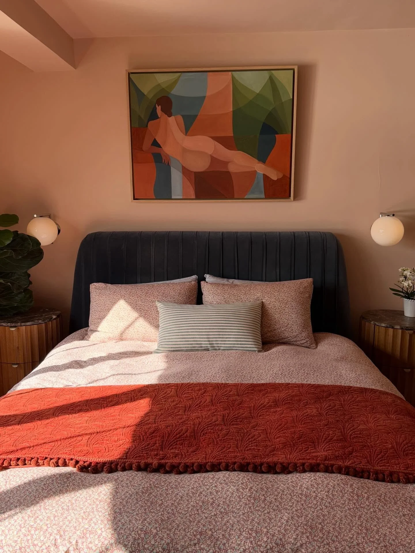 My bedroom's new showpiece is up 💙 And no, it's not a self portrait, just to clarify 😅

I discovered @emmaacurrie's stunning work on Pinterest and knew her style would be a perfect fit for my bedroom. I commissioned a custom piece and the result is