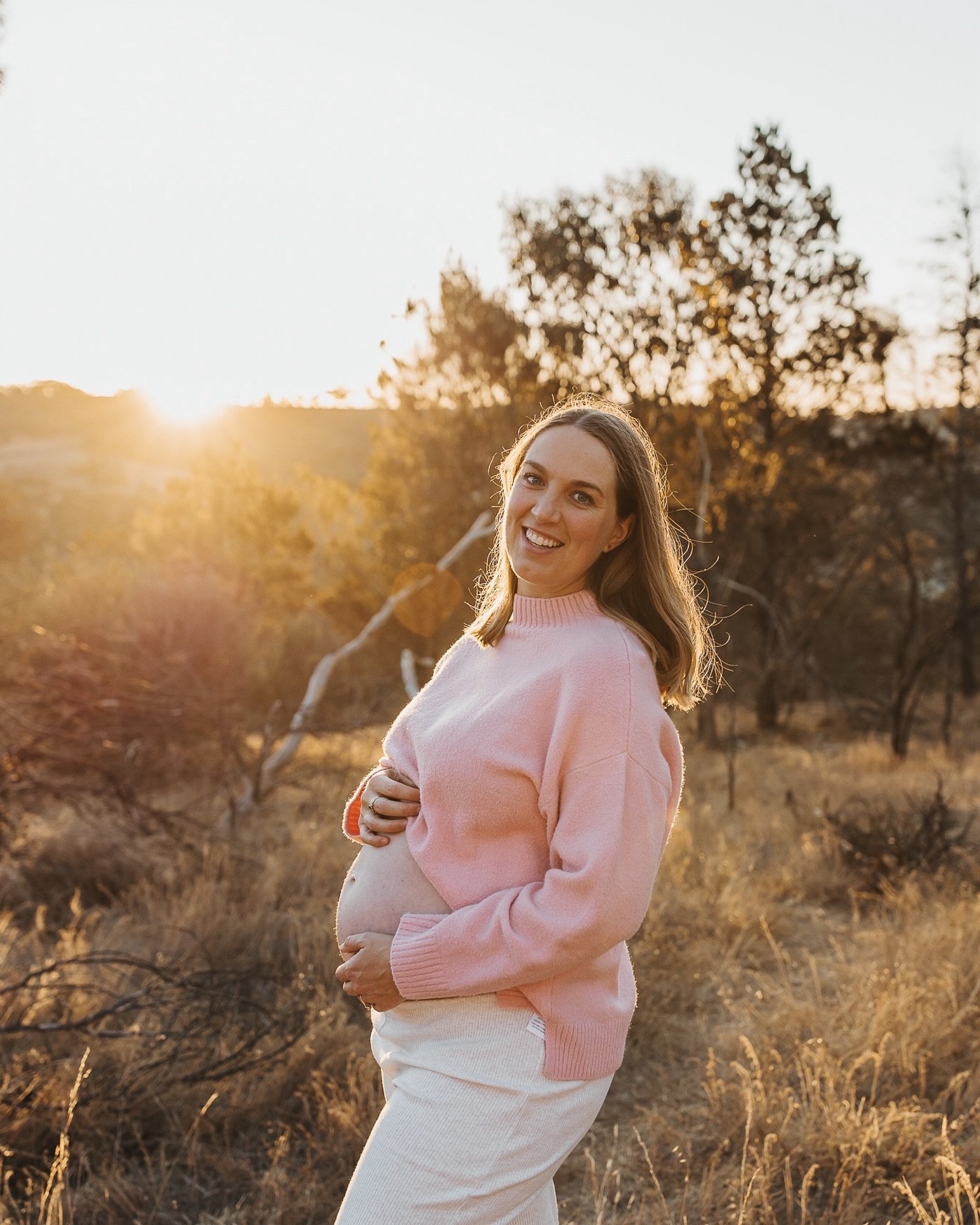 And now this gorgeous bump is gone and in its place is a beautiful baby girl Essie 🥰🥰😍😍 

#nadinnegracephotography #inhomenewbornphotography #newbornlifestylephotography #clarevalleynewbornphotographer #yorkepeninsulanewbornphotographer #clareval