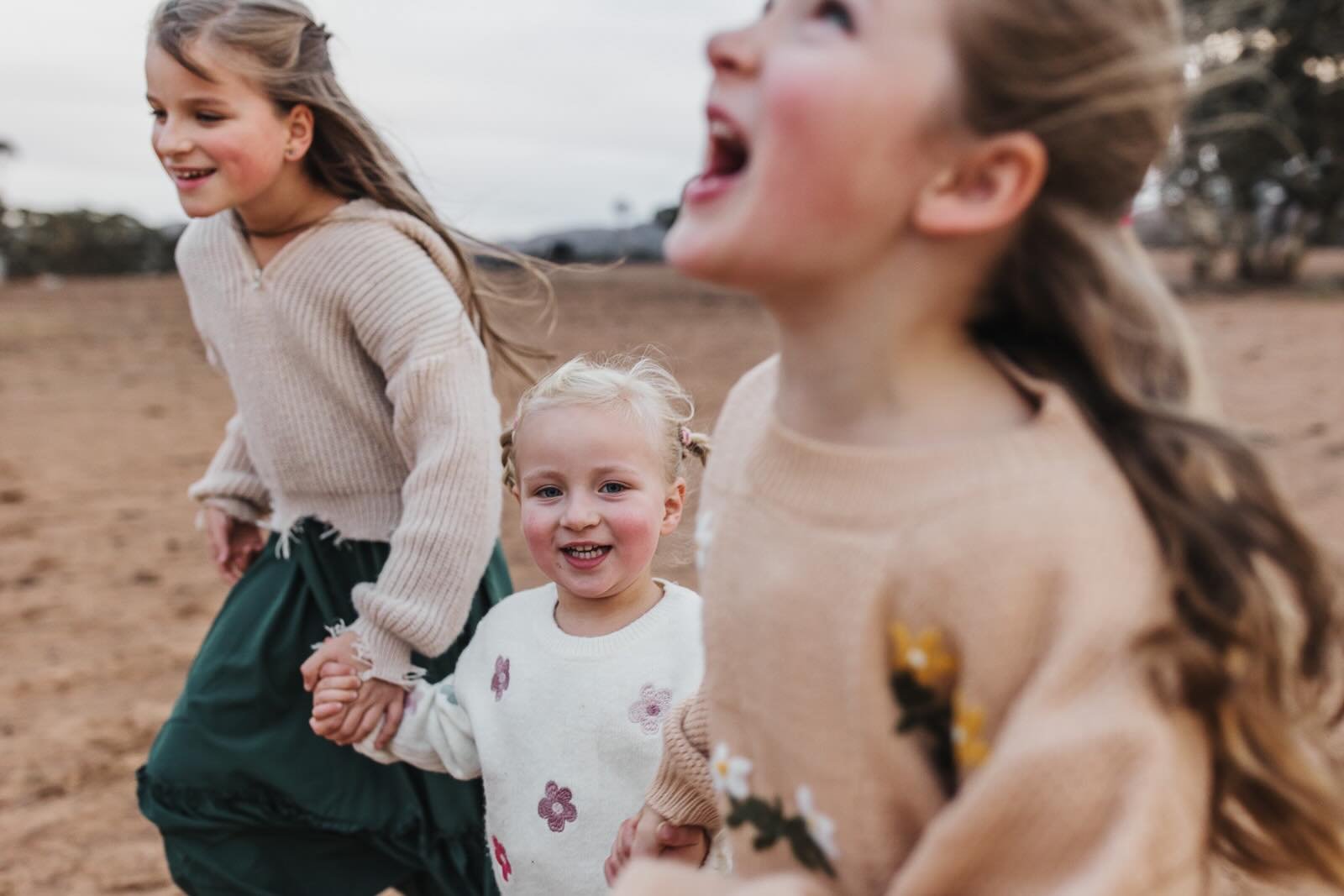 When one photo expresses the personalities these gorgeous girls were rocking at their baby sisters newborn photography session last year. 

It&rsquo;d be looking sooooo much greener 🌱 this year after all this beautiful rain 🙌🏼🌧️

#nadinnegracepho