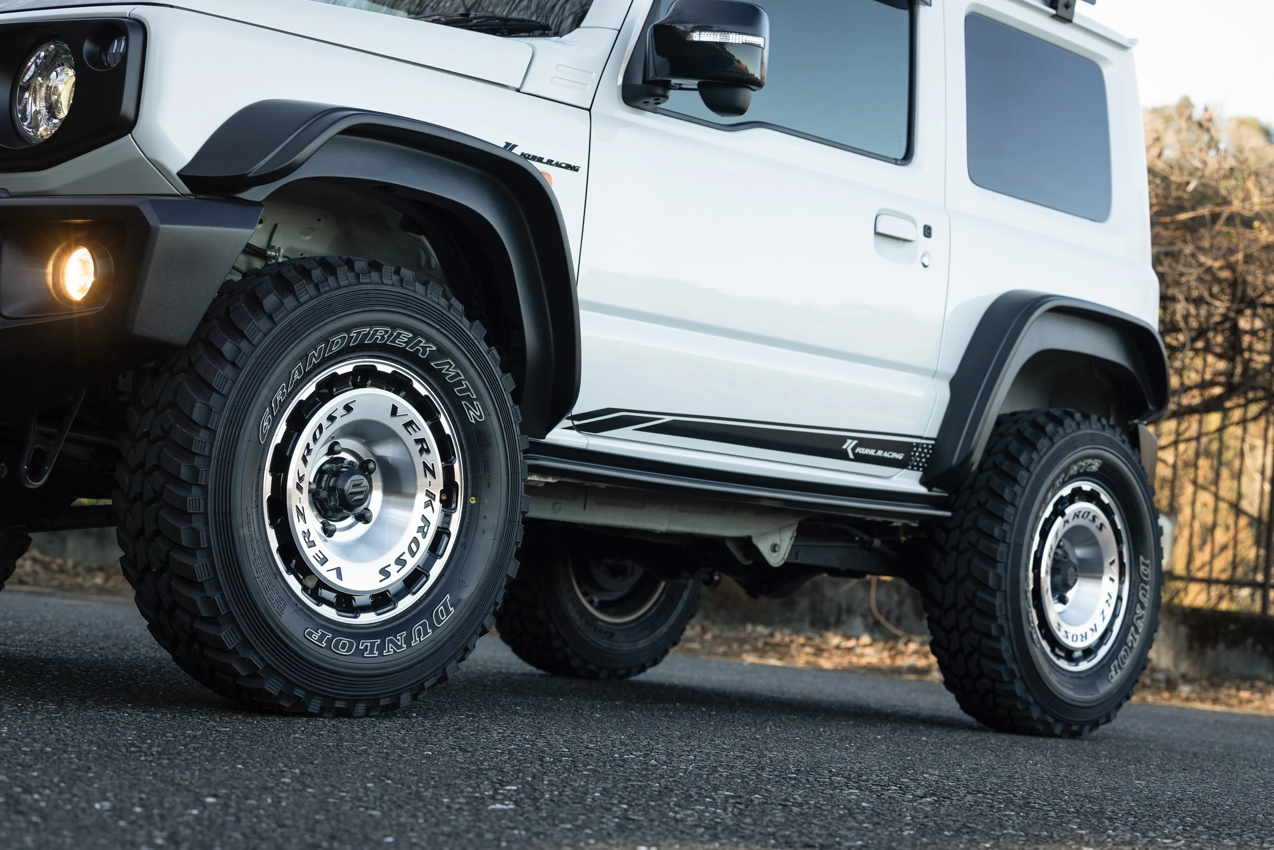 KUHL 74R-GT II side steps and wide fenders close-up on Jimny Sierra JB74W