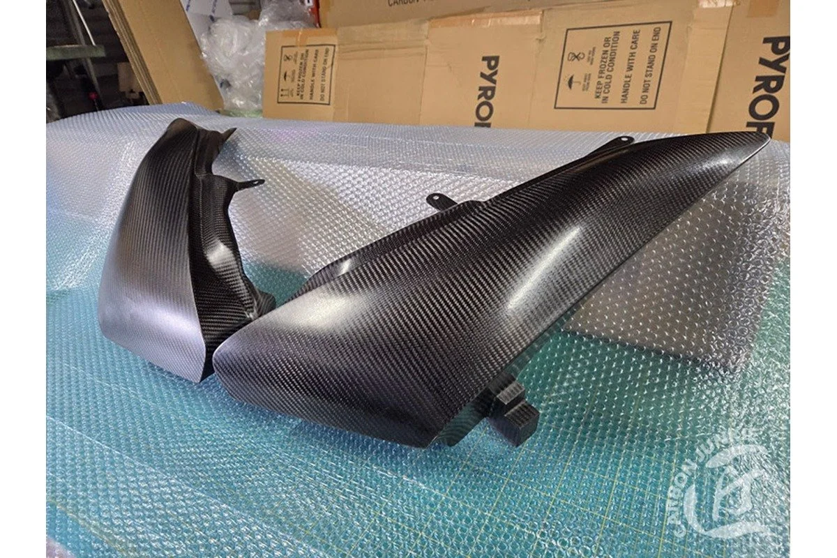 carbon-junkie-r35-headlight-covers-02.jpg