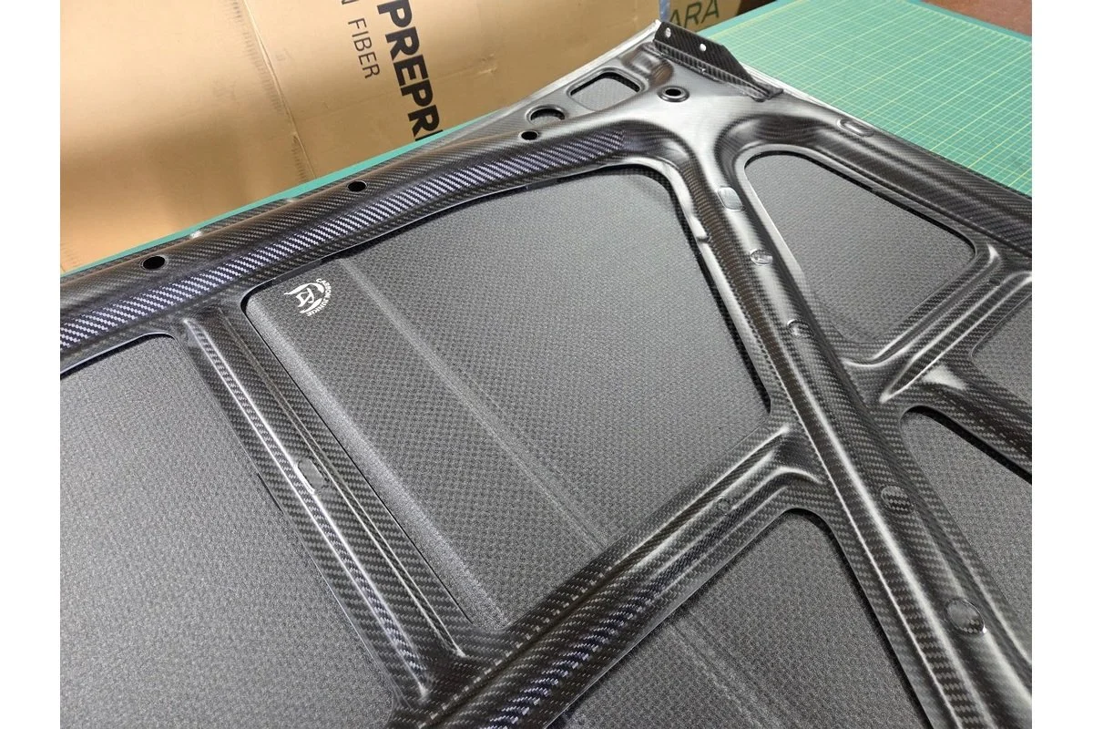 carbon-junkie-b310-bonnet-05.jpg