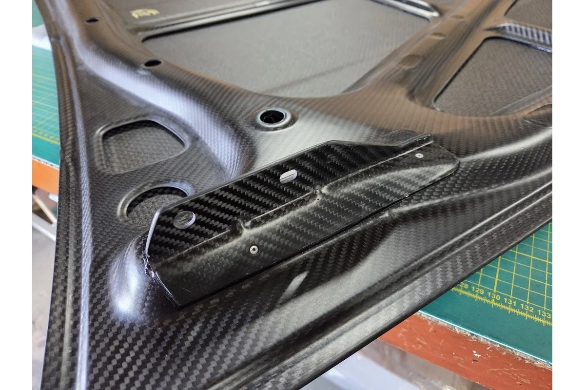 carbon-junkie-b310-bonnet-09.jpg