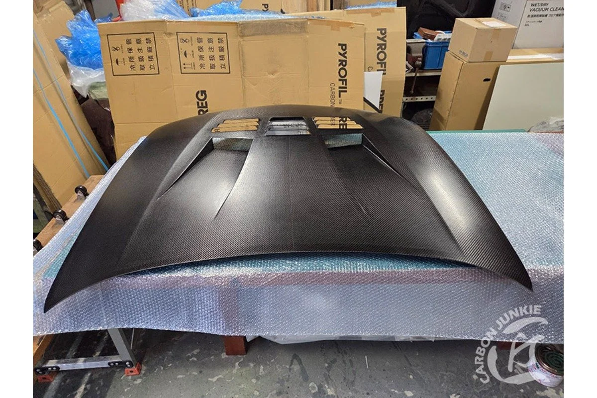 carbon-junkie-ae111-aero-bonnet-03.jpg