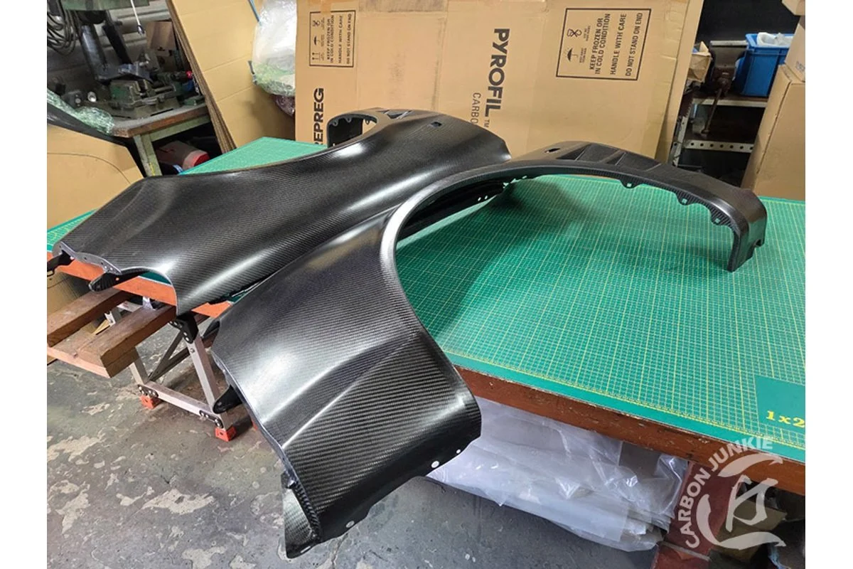 carbon-junkie-st205-front-fenders-02.jpg