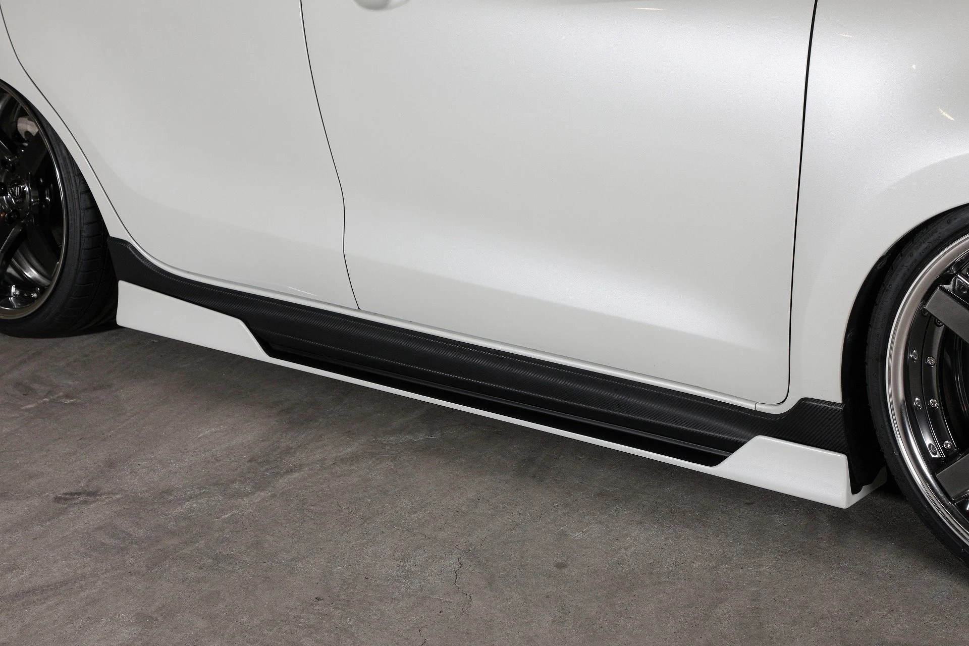 KUHL 33R-SS side diffuser close-up on Suzuki Swift Sport ZC33S.